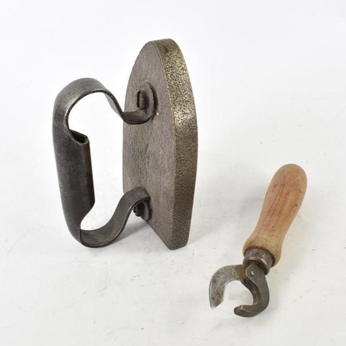 Acheter Anciens fer à repasser et ouvre boîte Bon état - 12,50 € Anciens fer à repasser et ouvre boîte Bon état reconditionné disponible sur Label Emmaüs