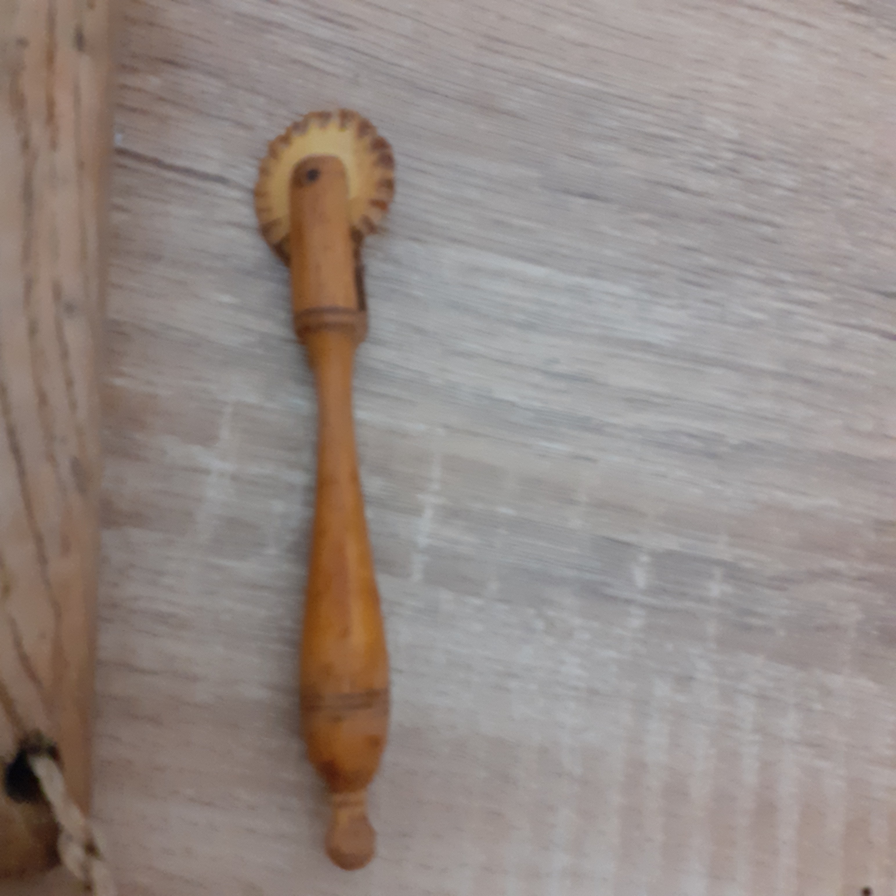 Voir photo 2 de Anciens Ustensiles de cuisine composés d'un pilon à purée et d'une roulette en bois. Anciens Ustensiles de cuisine composés d'un pilon à purée et d'une roulette en bois. Bon état reconditionné photo 2