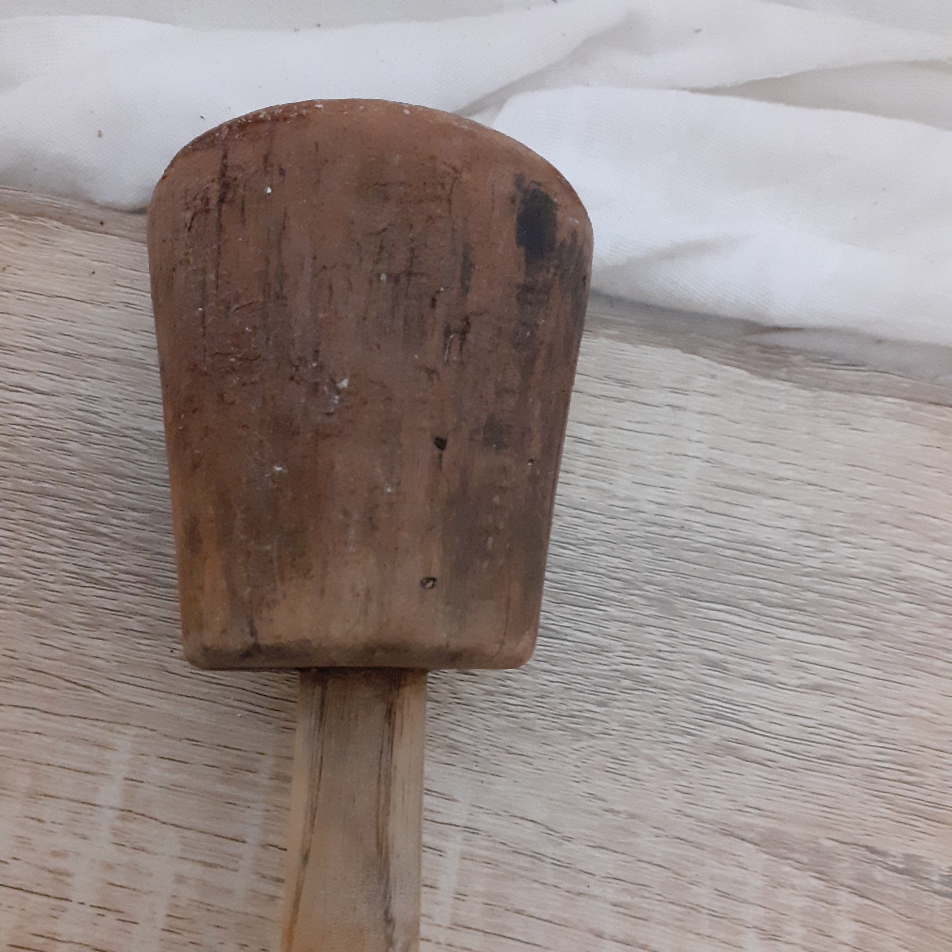 Voir photo 4 de Anciens Ustensiles de cuisine composés d'un pilon à purée et d'une roulette en bois. Anciens Ustensiles de cuisine composés d'un pilon à purée et d'une roulette en bois. Bon état reconditionné photo 4