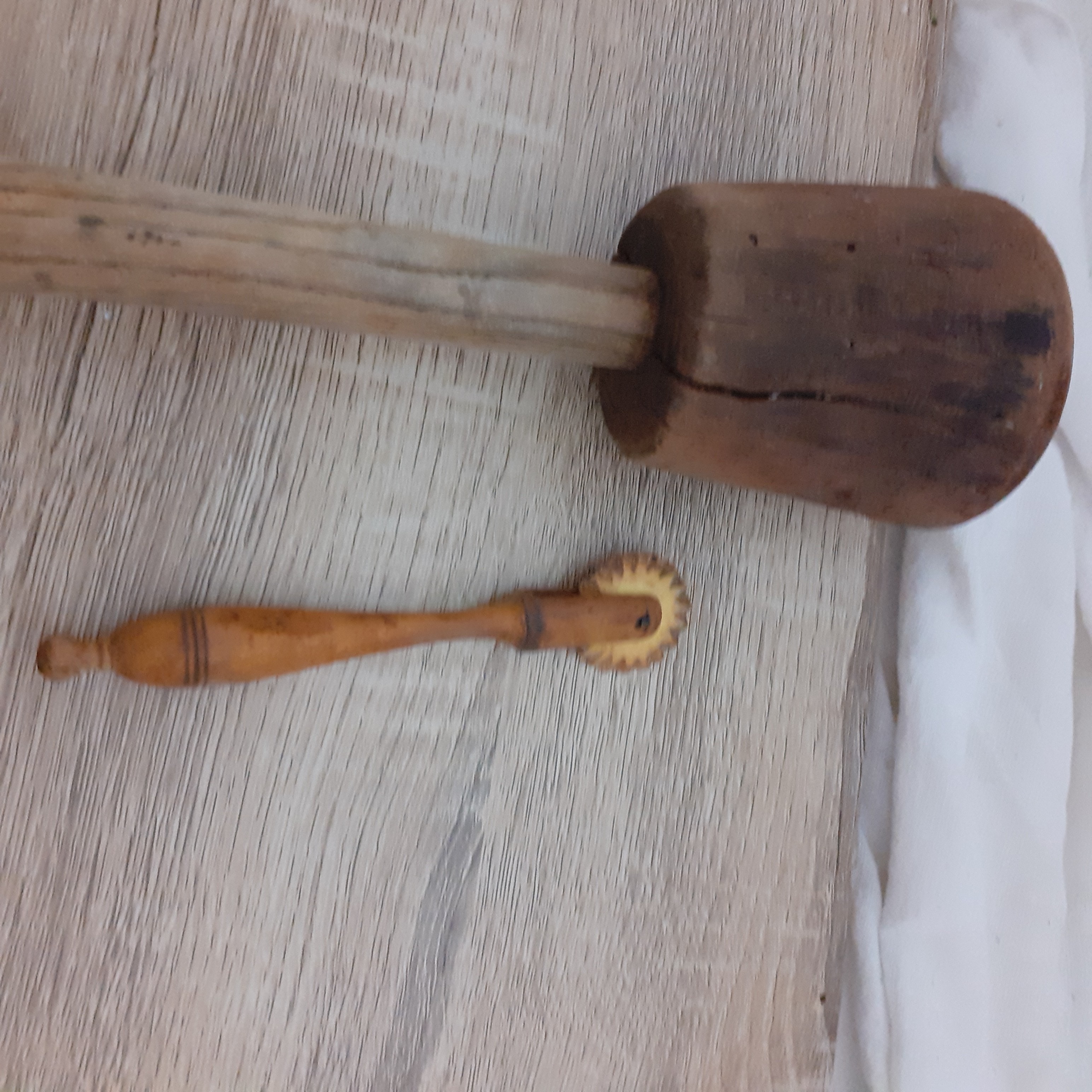 Voir photo 5 de Anciens Ustensiles de cuisine composés d'un pilon à purée et d'une roulette en bois. Anciens Ustensiles de cuisine composés d'un pilon à purée et d'une roulette en bois. Bon état reconditionné photo 5
