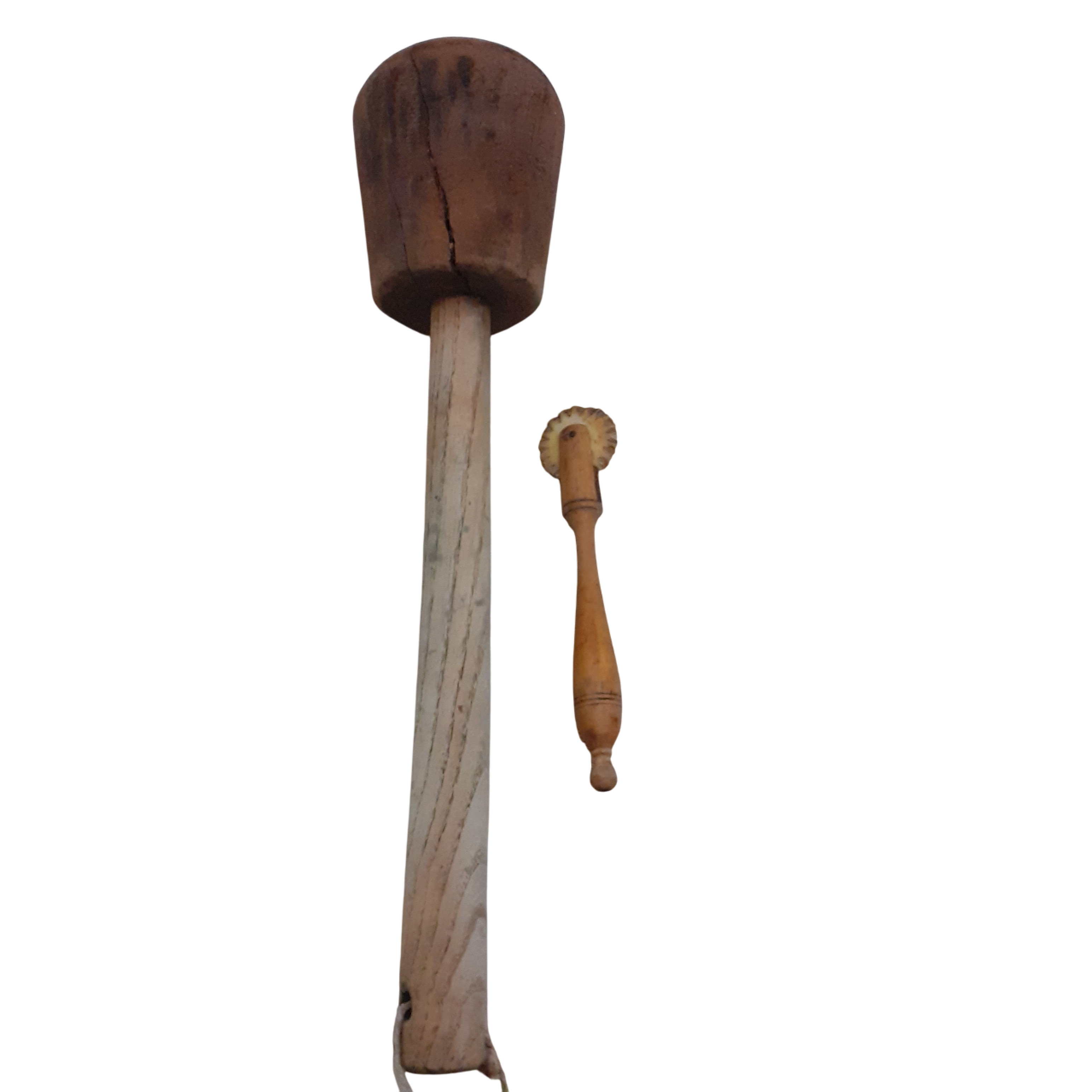 Acheter Anciens Ustensiles de cuisine composés d'un pilon à purée et d'une roulette en bois. Bon état - 10,00 € Anciens Ustensiles de cuisine composés d'un pilon à purée et d'une roulette en bois. Bon état reconditionné disponible sur Label Emmaüs