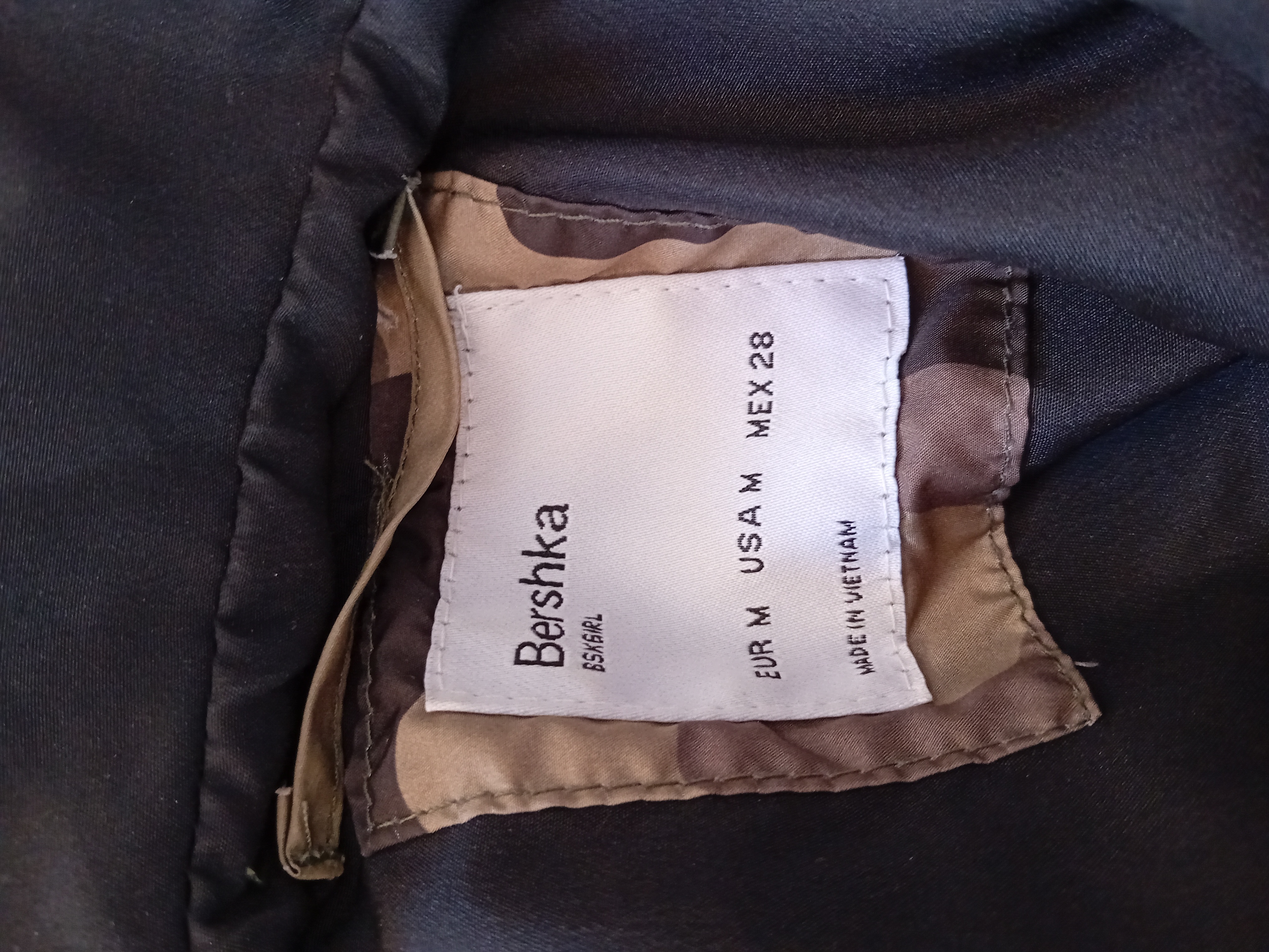 Voir photo 5 de Anorak Léger Camouflage Bershka M (T4549) Anorak Léger Camouflage Bershka M (T4549) Très bon état reconditionné photo 5