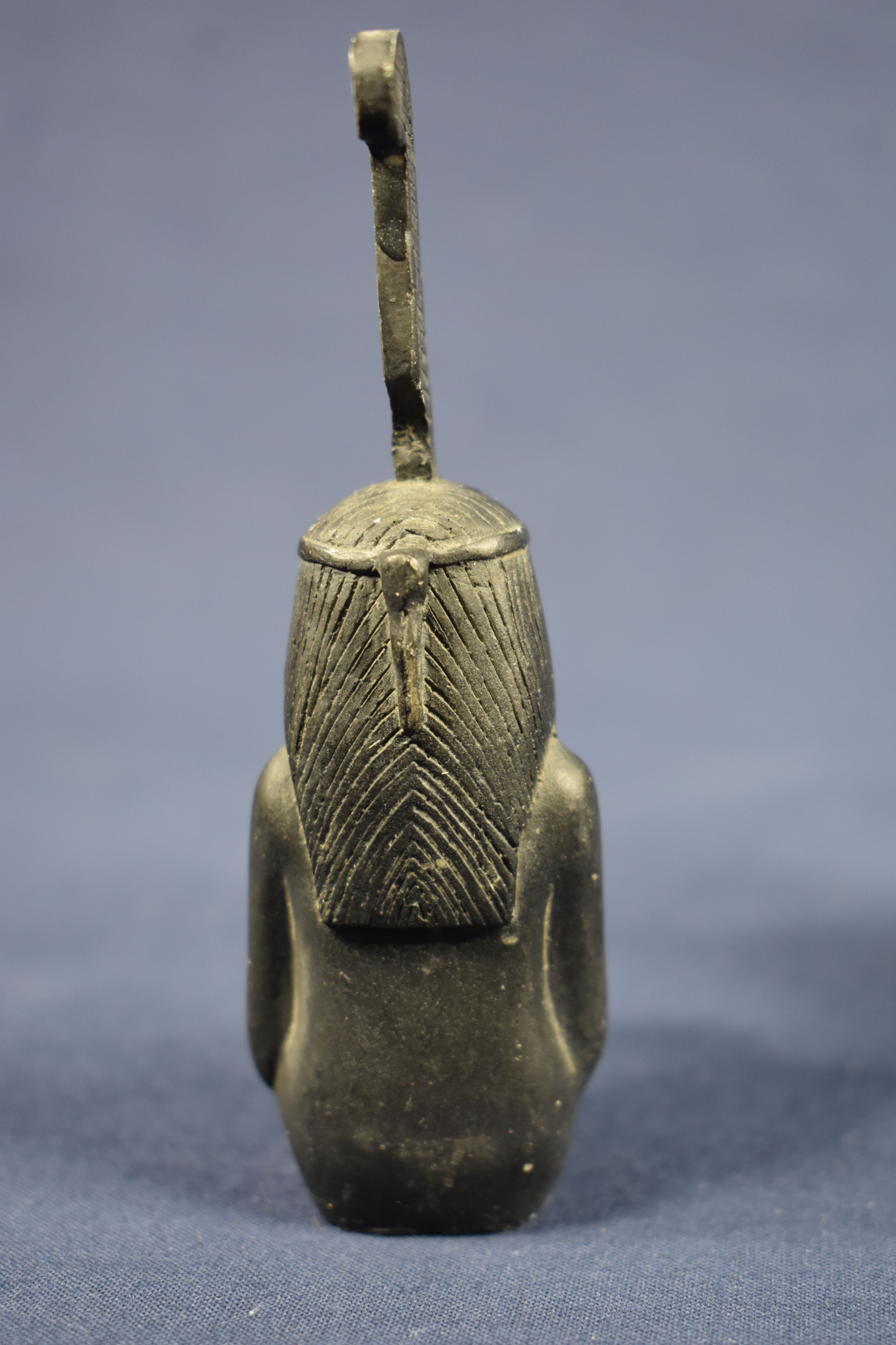 Voir photo 10 de Antiquité Egyptienne : 5 copies en résine noire de représentation féminines buste de la princesse d'Amarna de la Dame Touy, de Maât assise, Isis implorant et Sekhmet. A noter la grande finesse du moulage, hauteur 19.5 cm. Antiquité Egyptienne : 5 copies en résine noire de représentation féminines buste de la princesse d'Amarna de la Dame Touy, de Maât assise, Isis implorant et Sekhmet. A noter la grande finesse du moulage, hauteur 19.5 cm. Bon état reconditionné photo 10