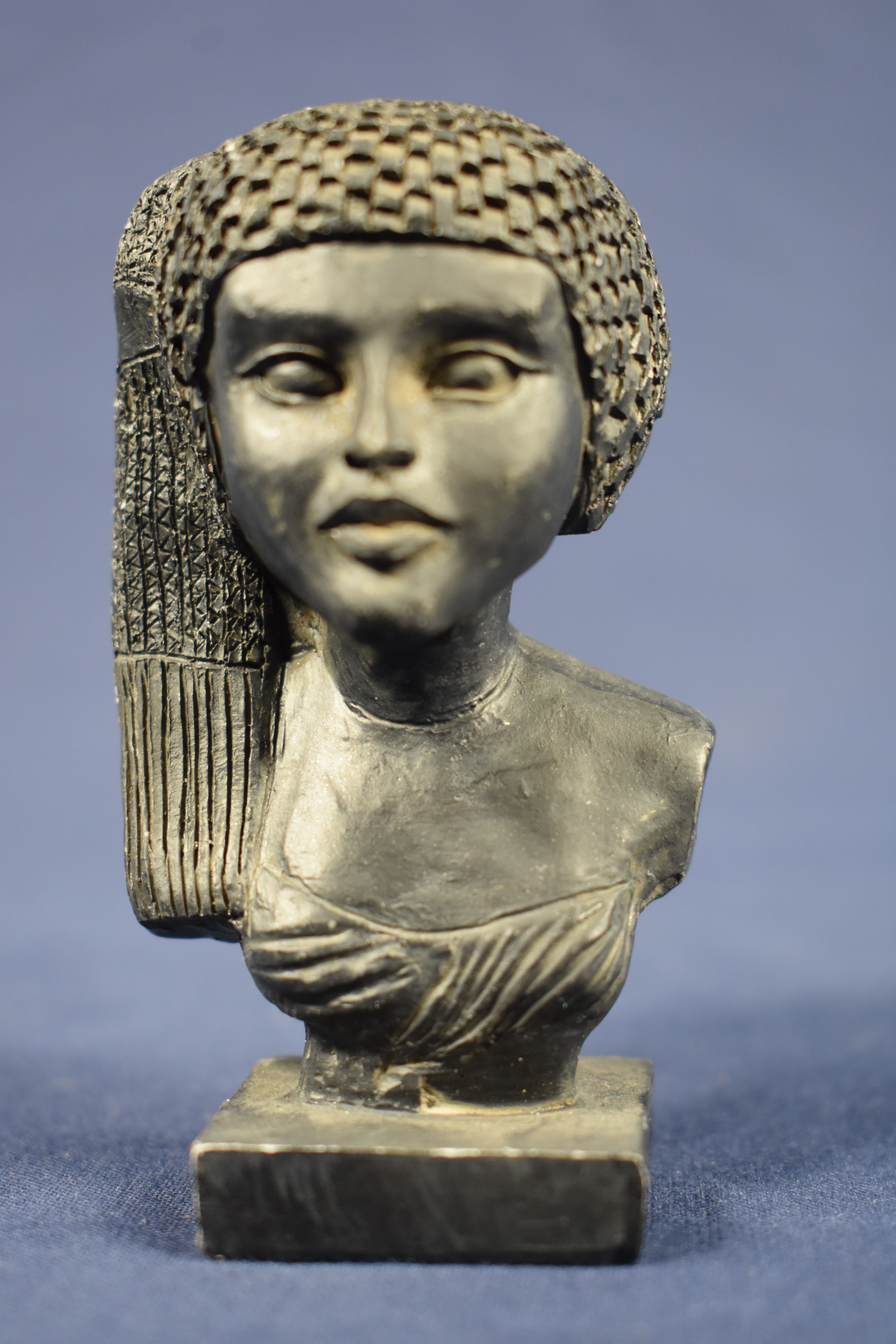 Voir photo 11 de Antiquité Egyptienne : 5 copies en résine noire de représentation féminines buste de la princesse d'Amarna de la Dame Touy, de Maât assise, Isis implorant et Sekhmet. A noter la grande finesse du moulage, hauteur 19.5 cm. Antiquité Egyptienne : 5 copies en résine noire de représentation féminines buste de la princesse d'Amarna de la Dame Touy, de Maât assise, Isis implorant et Sekhmet. A noter la grande finesse du moulage, hauteur 19.5 cm. Bon état reconditionné photo 11