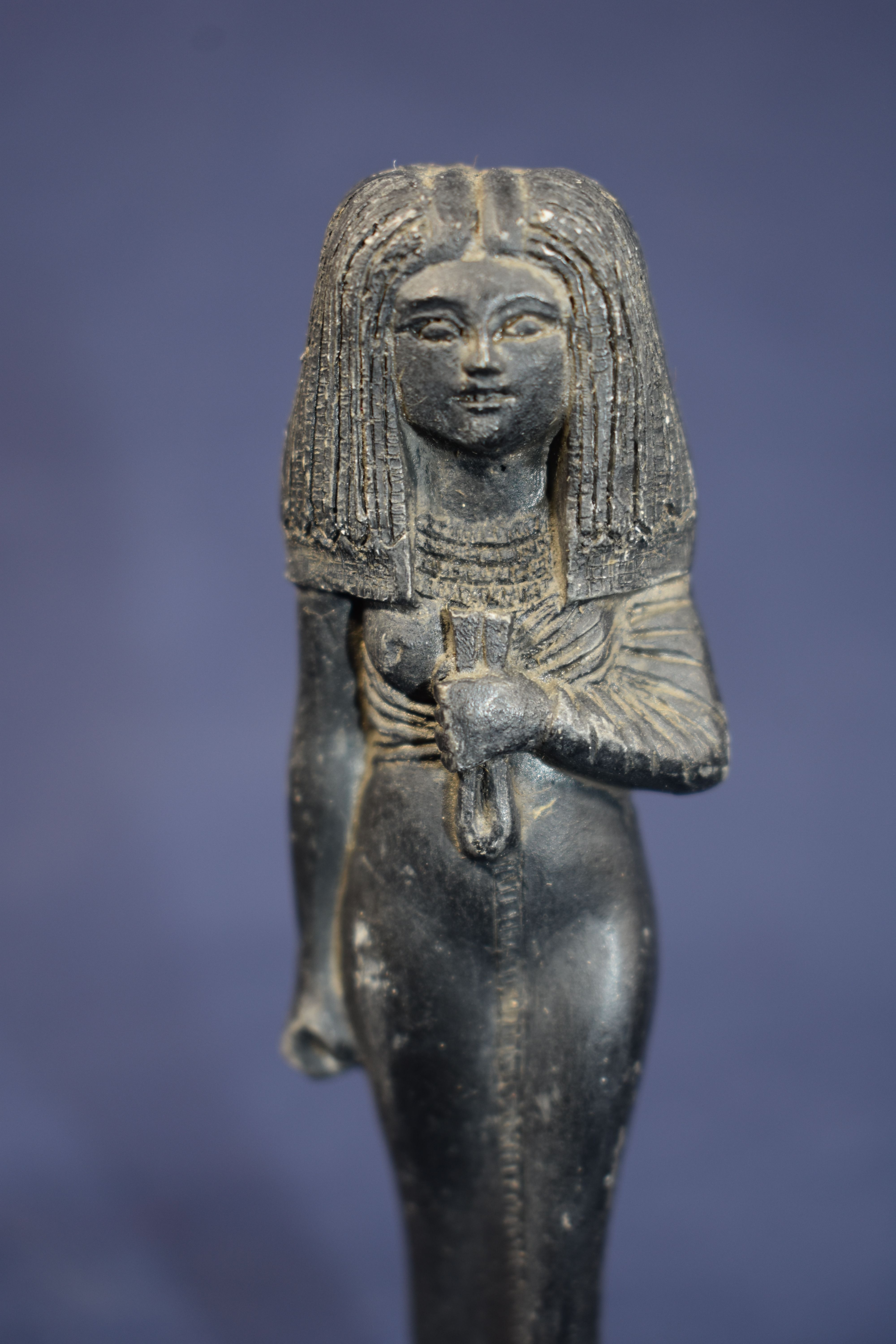 Voir photo 12 de Antiquité Egyptienne : 5 copies en résine noire de représentation féminines buste de la princesse d'Amarna de la Dame Touy, de Maât assise, Isis implorant et Sekhmet. A noter la grande finesse du moulage, hauteur 19.5 cm. Antiquité Egyptienne : 5 copies en résine noire de représentation féminines buste de la princesse d'Amarna de la Dame Touy, de Maât assise, Isis implorant et Sekhmet. A noter la grande finesse du moulage, hauteur 19.5 cm. Bon état reconditionné photo 12