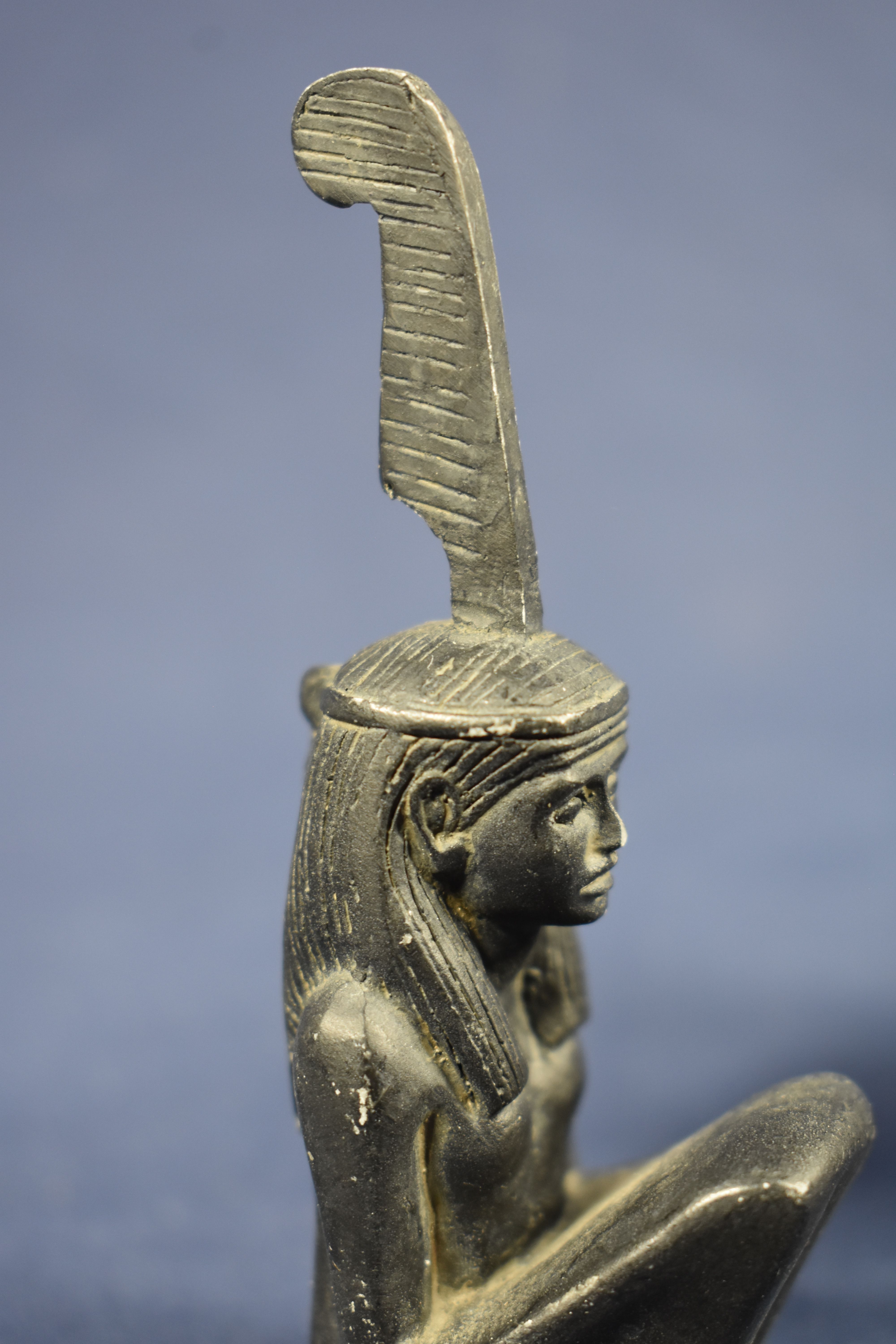 Voir photo 17 de Antiquité Egyptienne : 5 copies en résine noire de représentation féminines buste de la princesse d'Amarna de la Dame Touy, de Maât assise, Isis implorant et Sekhmet. A noter la grande finesse du moulage, hauteur 19.5 cm. Antiquité Egyptienne : 5 copies en résine noire de représentation féminines buste de la princesse d'Amarna de la Dame Touy, de Maât assise, Isis implorant et Sekhmet. A noter la grande finesse du moulage, hauteur 19.5 cm. Bon état reconditionné photo 17