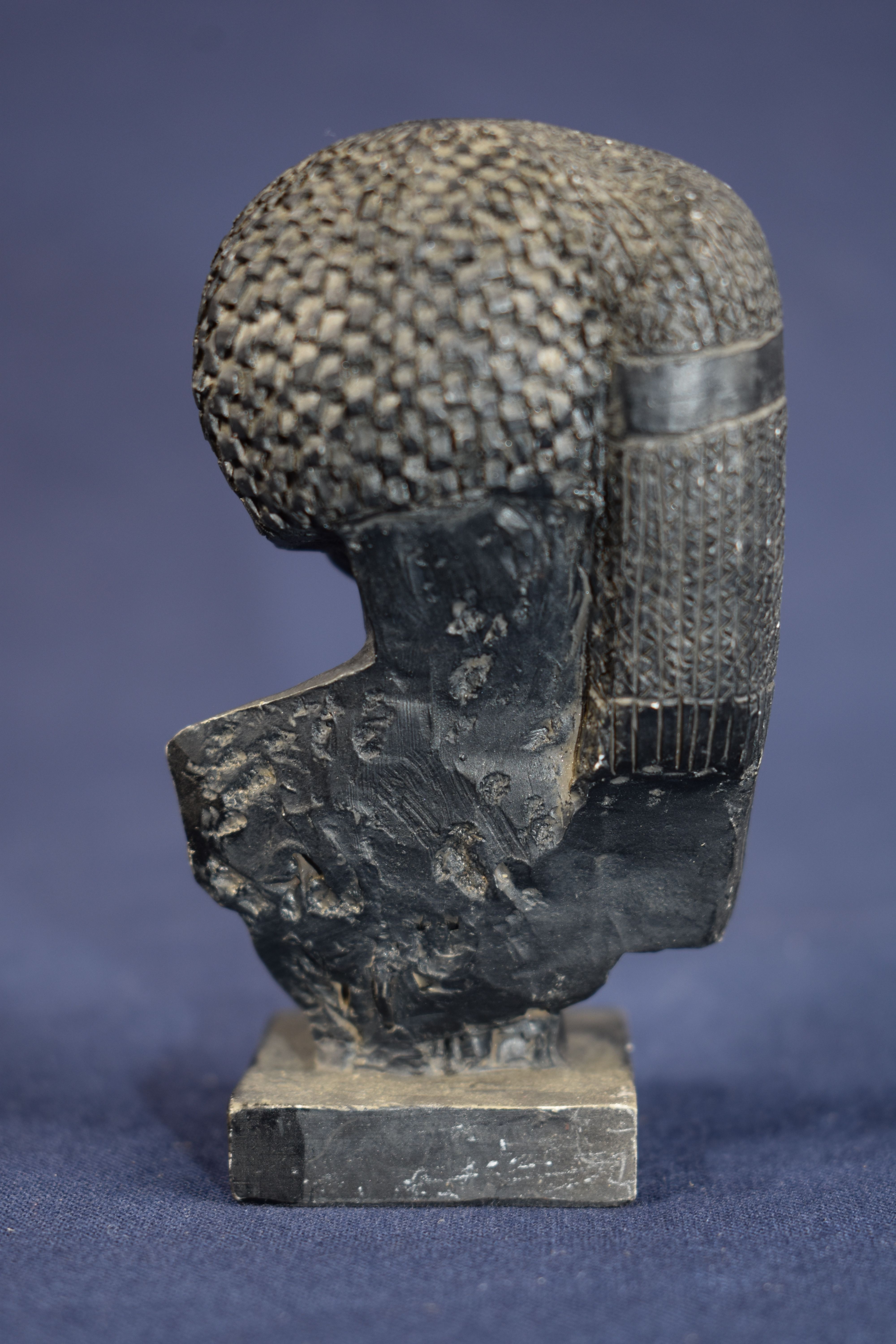 Voir photo 2 de Antiquité Egyptienne : 5 copies en résine noire de représentation féminines buste de la princesse d'Amarna de la Dame Touy, de Maât assise, Isis implorant et Sekhmet. A noter la grande finesse du moulage, hauteur 19.5 cm. Antiquité Egyptienne : 5 copies en résine noire de représentation féminines buste de la princesse d'Amarna de la Dame Touy, de Maât assise, Isis implorant et Sekhmet. A noter la grande finesse du moulage, hauteur 19.5 cm. Bon état reconditionné photo 2