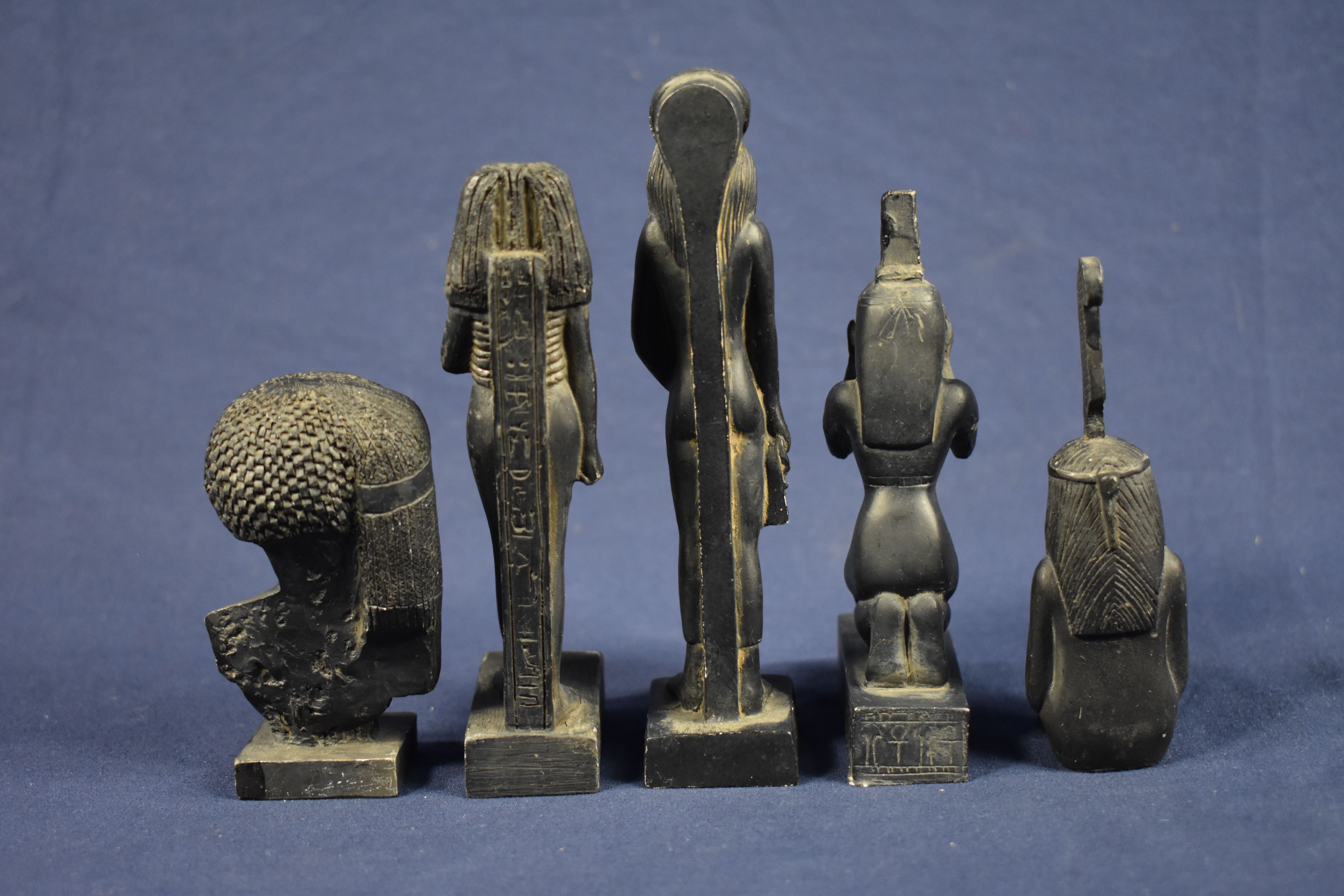 Voir photo 4 de Antiquité Egyptienne : 5 copies en résine noire de représentation féminines buste de la princesse d'Amarna de la Dame Touy, de Maât assise, Isis implorant et Sekhmet. A noter la grande finesse du moulage, hauteur 19.5 cm. Antiquité Egyptienne : 5 copies en résine noire de représentation féminines buste de la princesse d'Amarna de la Dame Touy, de Maât assise, Isis implorant et Sekhmet. A noter la grande finesse du moulage, hauteur 19.5 cm. Bon état reconditionné photo 4