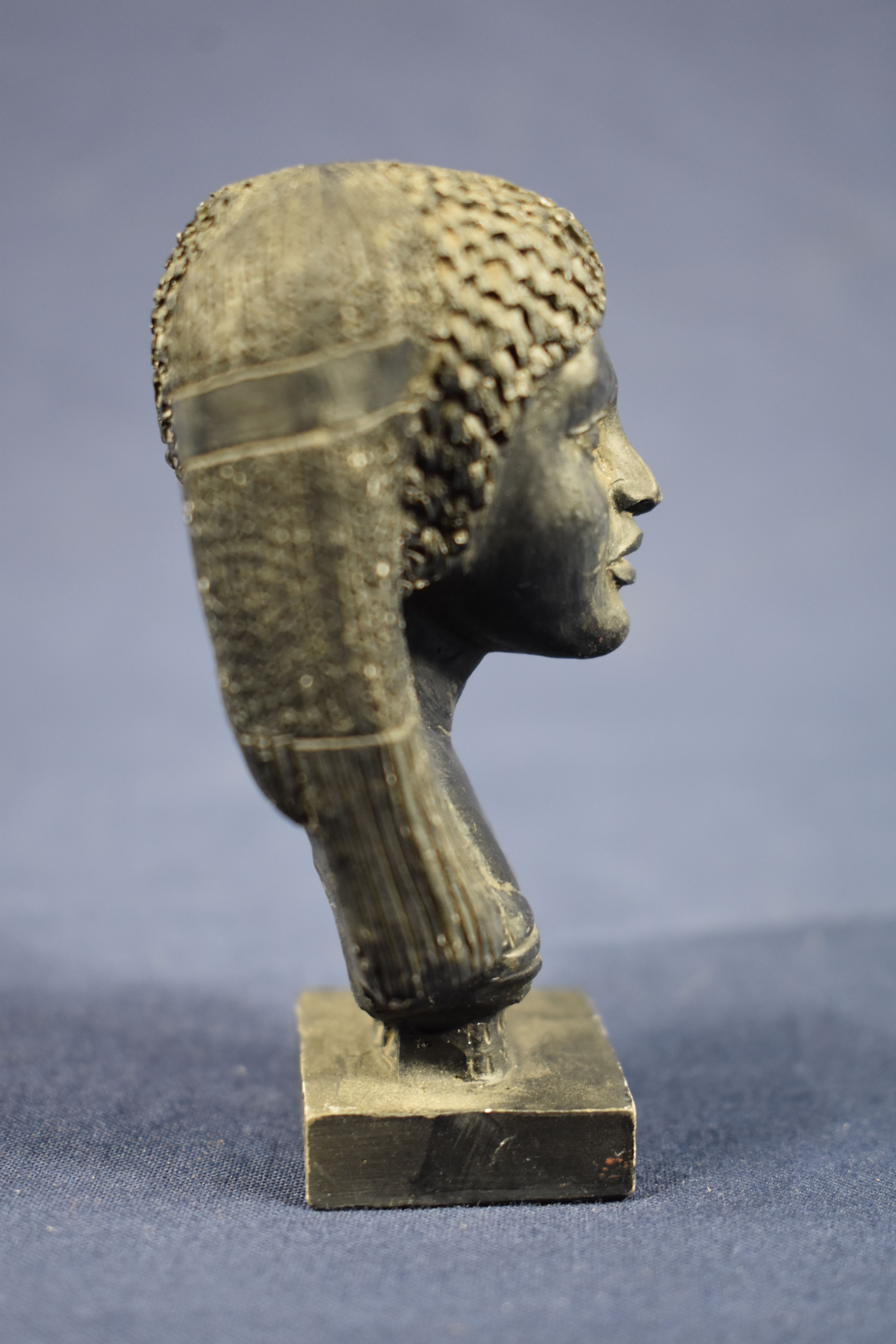 Voir photo 5 de Antiquité Egyptienne : 5 copies en résine noire de représentation féminines buste de la princesse d'Amarna de la Dame Touy, de Maât assise, Isis implorant et Sekhmet. A noter la grande finesse du moulage, hauteur 19.5 cm. Antiquité Egyptienne : 5 copies en résine noire de représentation féminines buste de la princesse d'Amarna de la Dame Touy, de Maât assise, Isis implorant et Sekhmet. A noter la grande finesse du moulage, hauteur 19.5 cm. Bon état reconditionné photo 5