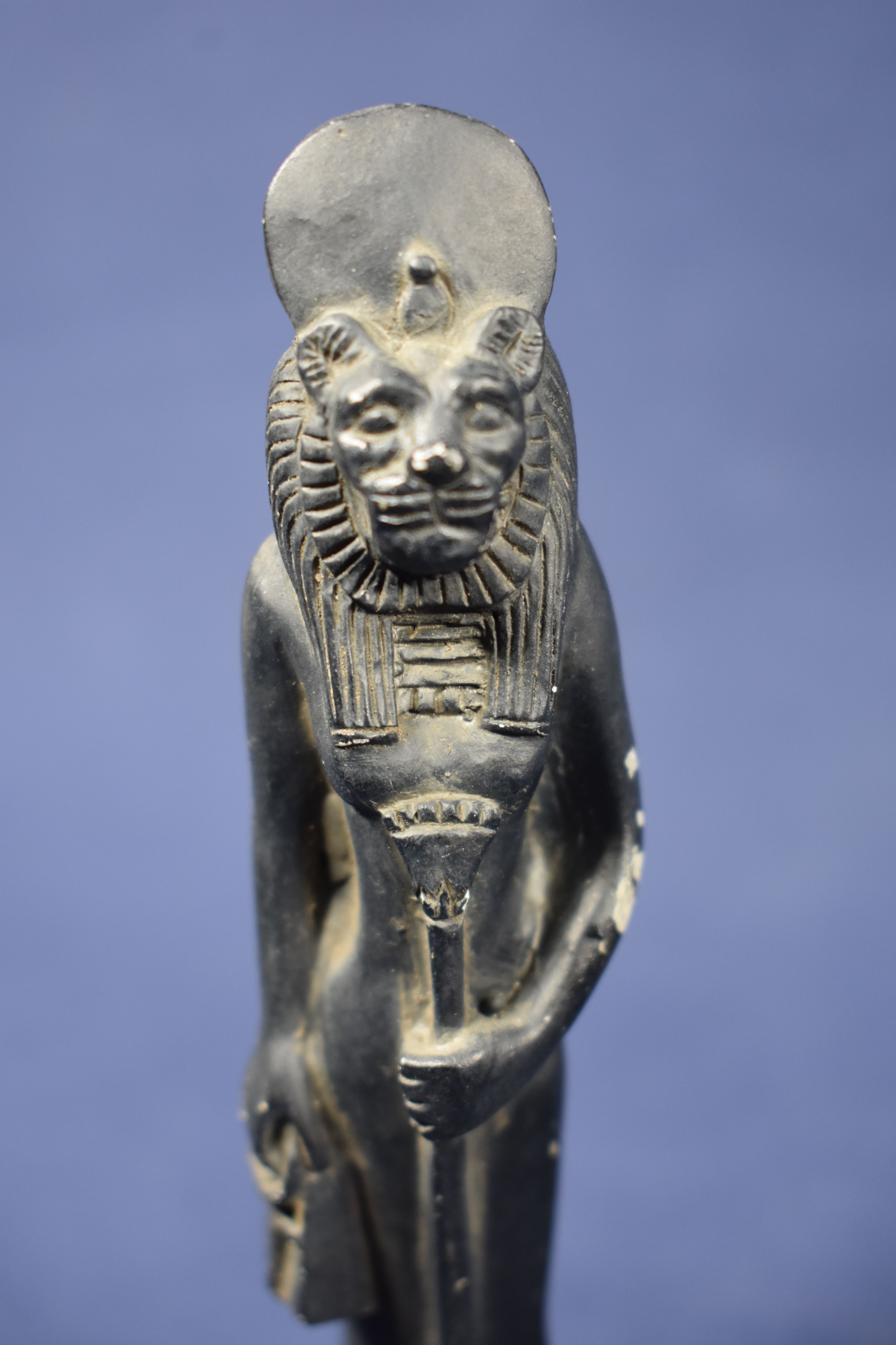 Voir photo 6 de Antiquité Egyptienne : 5 copies en résine noire de représentation féminines buste de la princesse d'Amarna de la Dame Touy, de Maât assise, Isis implorant et Sekhmet. A noter la grande finesse du moulage, hauteur 19.5 cm. Antiquité Egyptienne : 5 copies en résine noire de représentation féminines buste de la princesse d'Amarna de la Dame Touy, de Maât assise, Isis implorant et Sekhmet. A noter la grande finesse du moulage, hauteur 19.5 cm. Bon état reconditionné photo 6