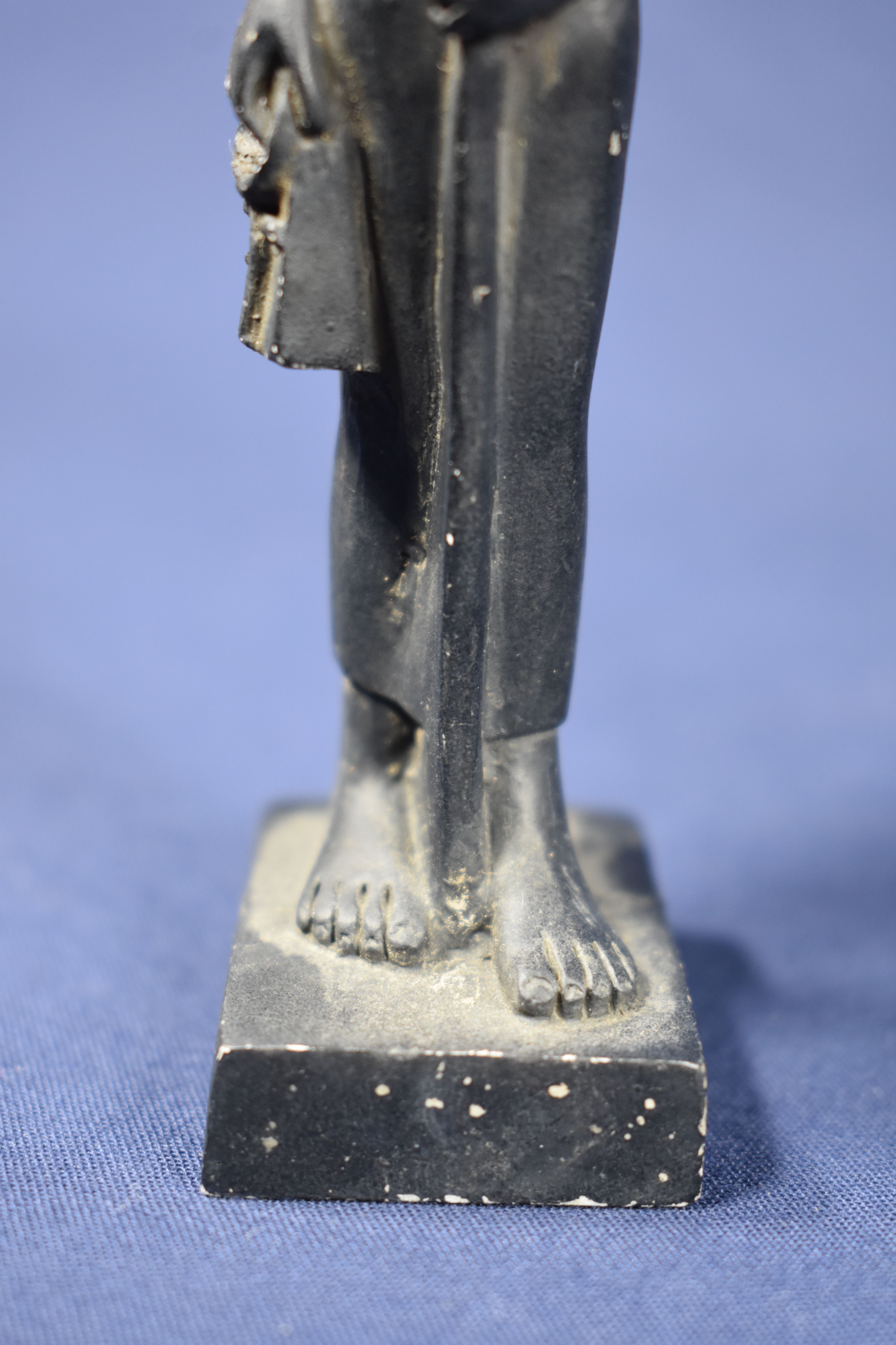 Voir photo 7 de Antiquité Egyptienne : 5 copies en résine noire de représentation féminines buste de la princesse d'Amarna de la Dame Touy, de Maât assise, Isis implorant et Sekhmet. A noter la grande finesse du moulage, hauteur 19.5 cm. Antiquité Egyptienne : 5 copies en résine noire de représentation féminines buste de la princesse d'Amarna de la Dame Touy, de Maât assise, Isis implorant et Sekhmet. A noter la grande finesse du moulage, hauteur 19.5 cm. Bon état reconditionné photo 7