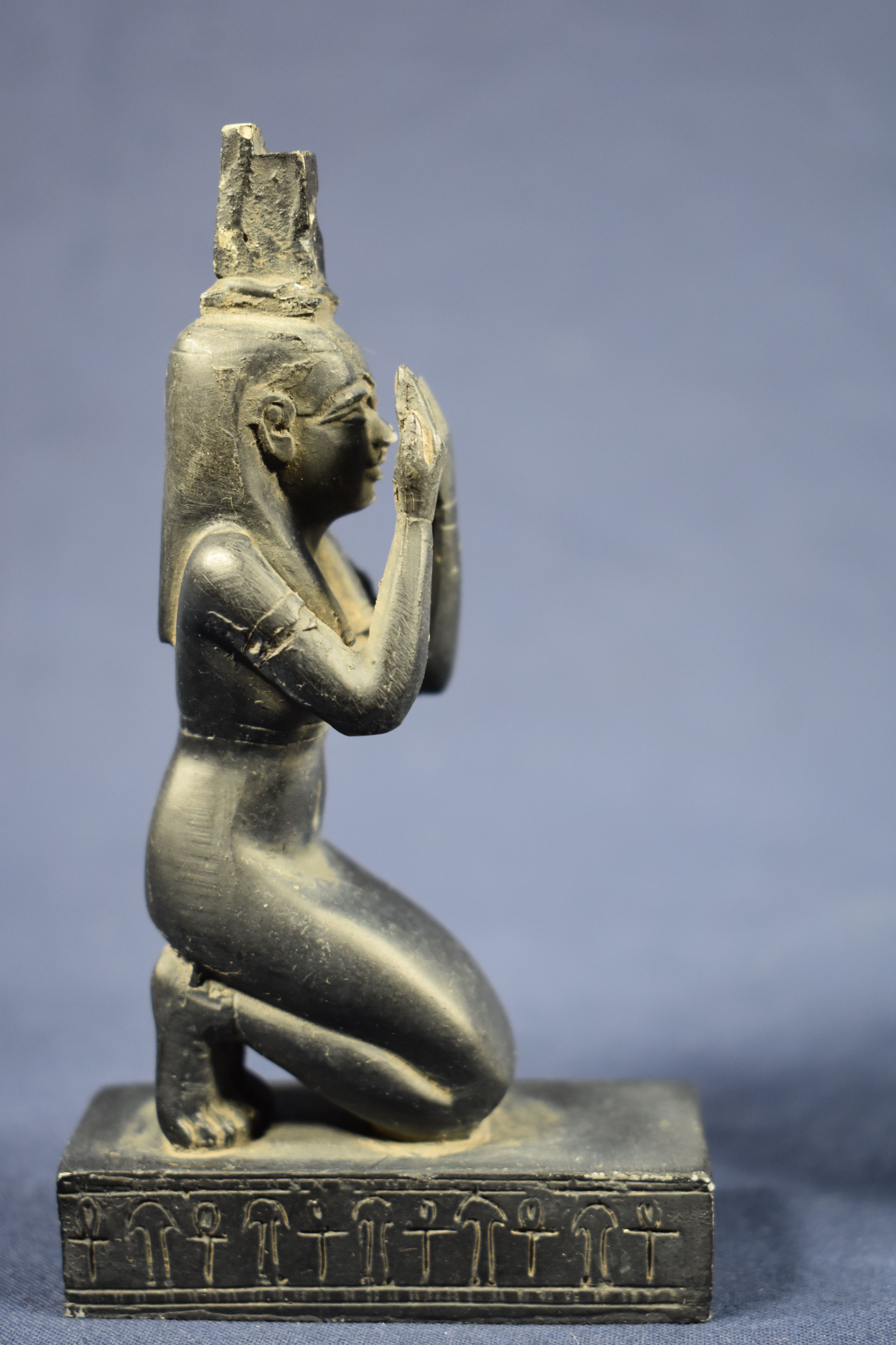Voir photo 8 de Antiquité Egyptienne : 5 copies en résine noire de représentation féminines buste de la princesse d'Amarna de la Dame Touy, de Maât assise, Isis implorant et Sekhmet. A noter la grande finesse du moulage, hauteur 19.5 cm. Antiquité Egyptienne : 5 copies en résine noire de représentation féminines buste de la princesse d'Amarna de la Dame Touy, de Maât assise, Isis implorant et Sekhmet. A noter la grande finesse du moulage, hauteur 19.5 cm. Bon état reconditionné photo 8
