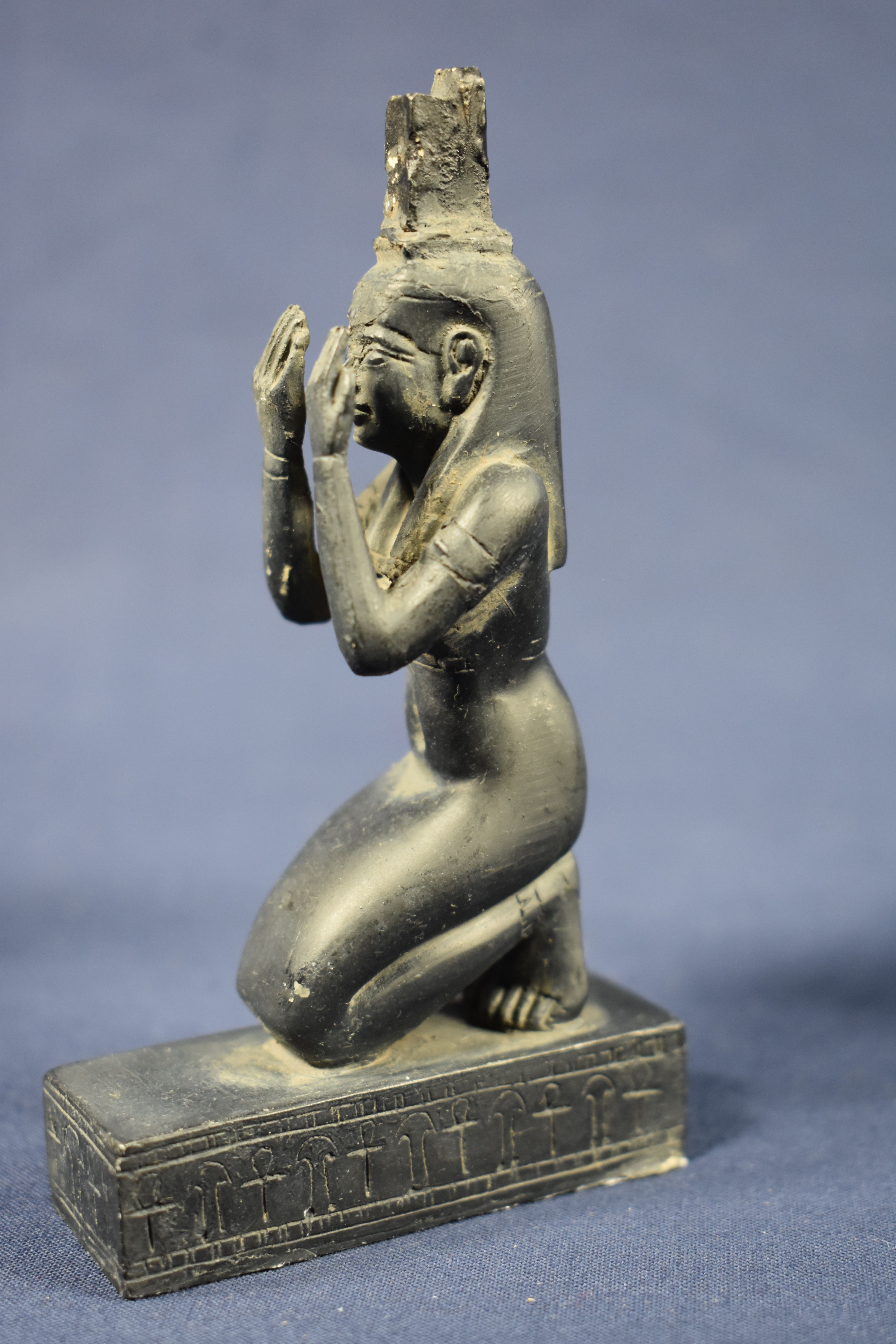 Voir photo 9 de Antiquité Egyptienne : 5 copies en résine noire de représentation féminines buste de la princesse d'Amarna de la Dame Touy, de Maât assise, Isis implorant et Sekhmet. A noter la grande finesse du moulage, hauteur 19.5 cm. Antiquité Egyptienne : 5 copies en résine noire de représentation féminines buste de la princesse d'Amarna de la Dame Touy, de Maât assise, Isis implorant et Sekhmet. A noter la grande finesse du moulage, hauteur 19.5 cm. Bon état reconditionné photo 9