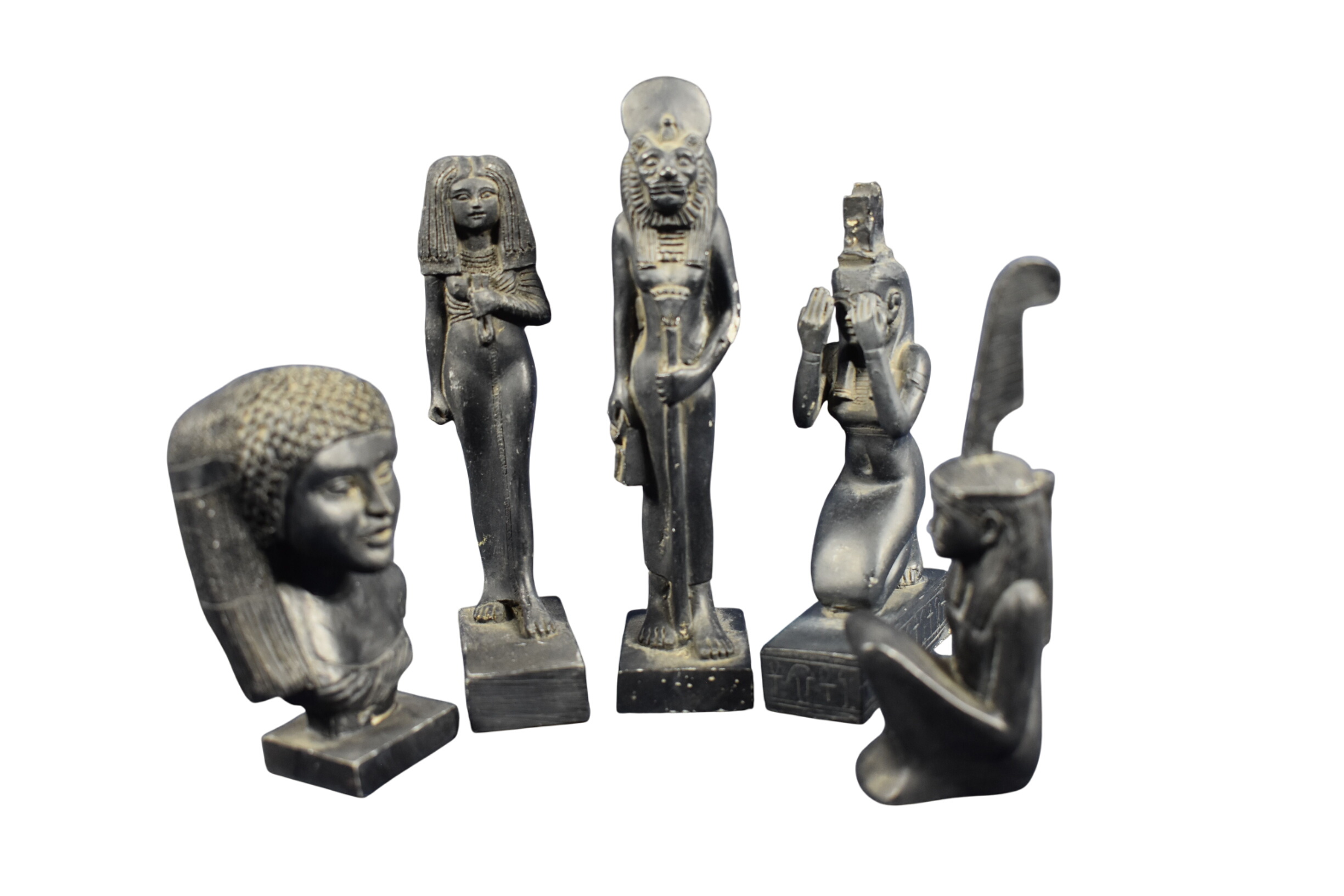 Antiquité Egyptienne : 5 copies en résine noire de représentation féminines buste de la princesse d'Amarna de la Dame Touy, de Maât assise, Isis implorant et Sekhmet. A noter la grande finesse du moulage, hauteur 19.5 cm. Bon état - 13,00 € Antiquité Egyptienne : 5 copies en résine noire de représentation féminines buste de la princesse d'Amarna de la Dame Touy, de Maât assise, Isis implorant et Sekhmet. A noter la grande finesse du moulage, hauteur 19.5 cm. Bon état reconditionné disponible sur Label Emmaüs
