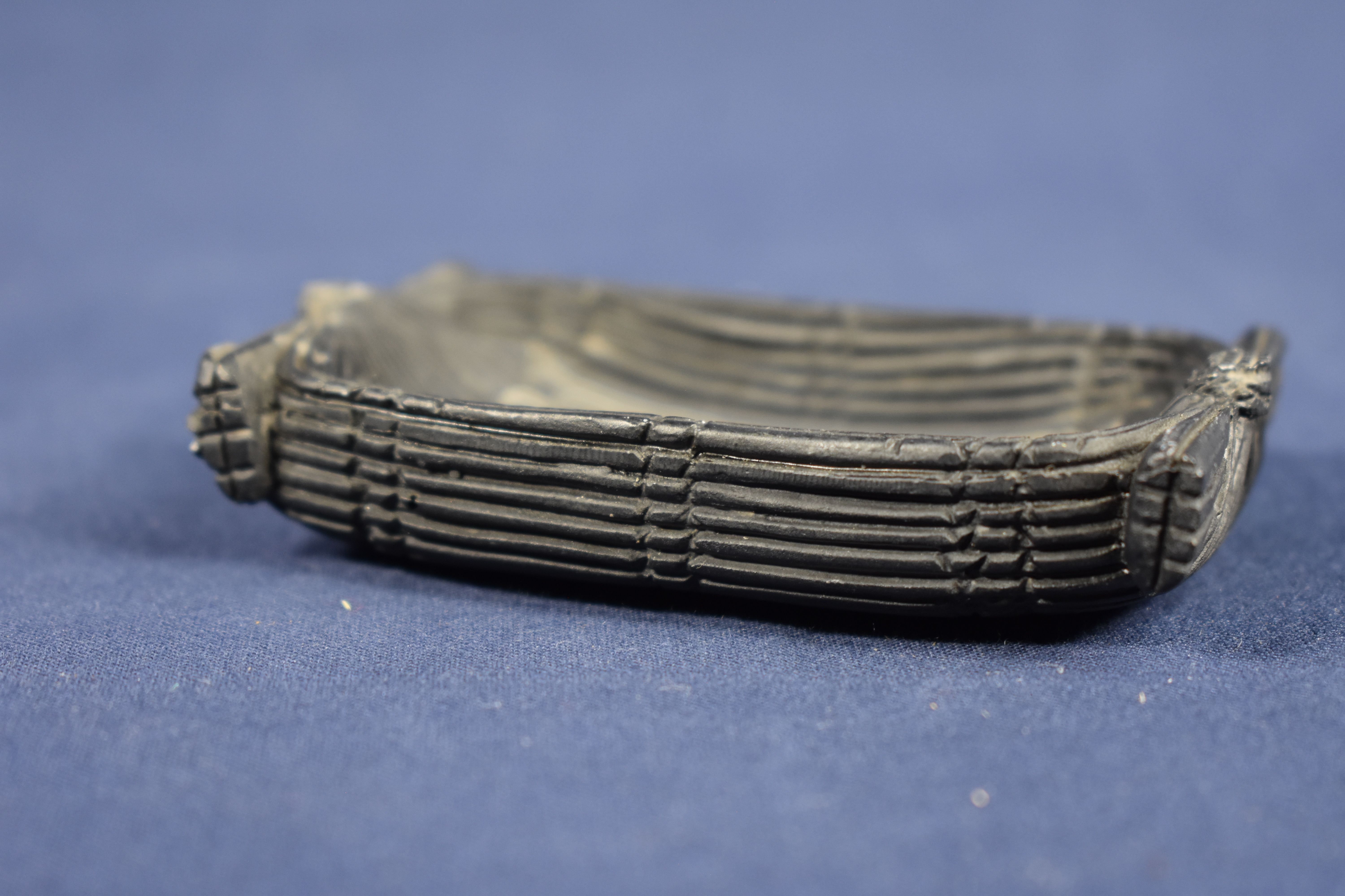 Voir photo 2 de Antiquité Egyptienne : copies d'une grande finesse d'un encrier, d'un panier, d'une cuillère en forme d'antilope et d'une table d'offrande. Longueur 8 cm. Antiquité Egyptienne : copies d'une grande finesse d'un encrier, d'un panier, d'une cuillère en forme d'antilope et d'une table d'offrande. Longueur 8 cm. Bon état reconditionné photo 2