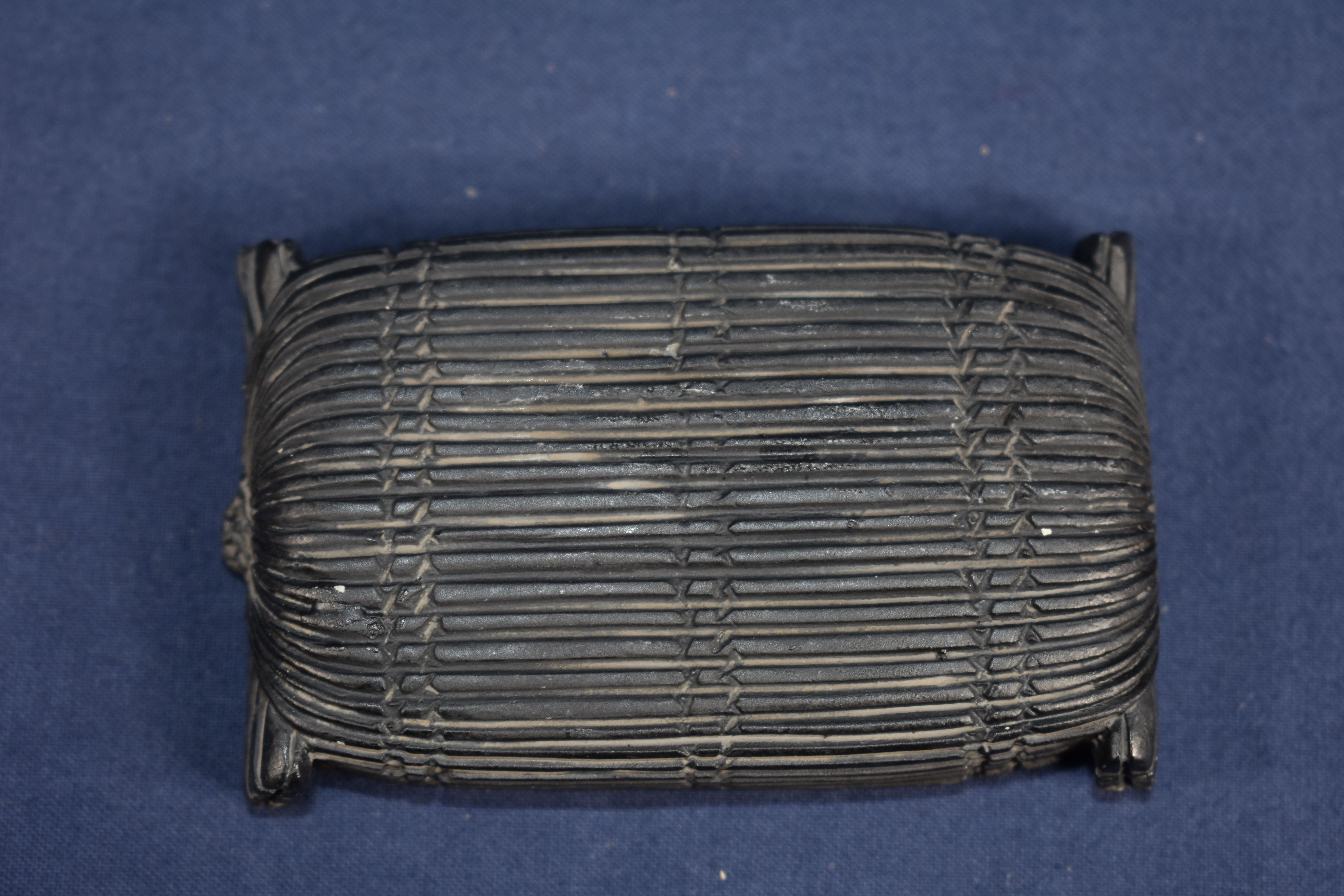 Voir photo 4 de Antiquité Egyptienne : copies d'une grande finesse d'un encrier, d'un panier, d'une cuillère en forme d'antilope et d'une table d'offrande. Longueur 8 cm. Antiquité Egyptienne : copies d'une grande finesse d'un encrier, d'un panier, d'une cuillère en forme d'antilope et d'une table d'offrande. Longueur 8 cm. Bon état reconditionné photo 4