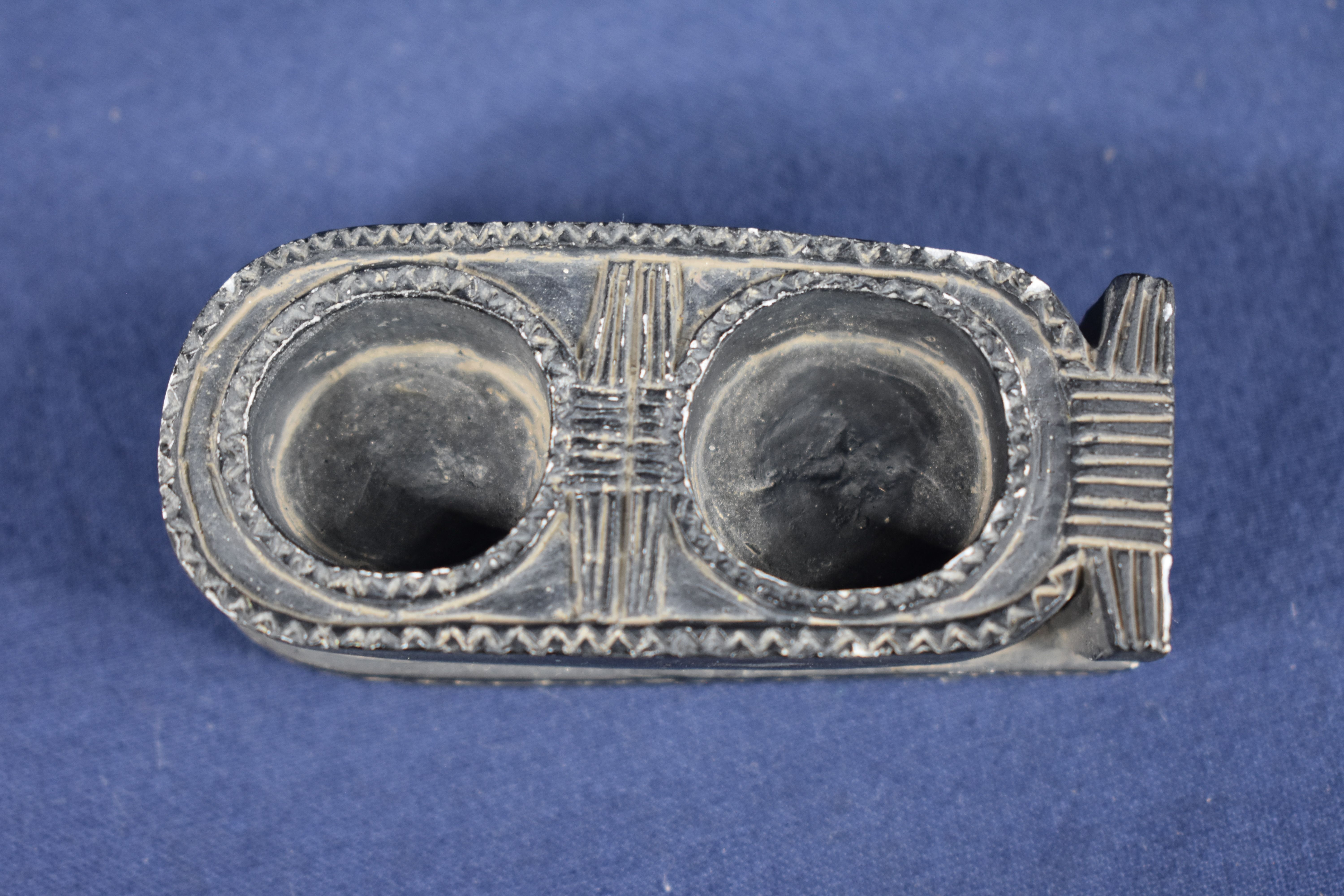 Voir photo 7 de Antiquité Egyptienne : copies d'une grande finesse d'un encrier, d'un panier, d'une cuillère en forme d'antilope et d'une table d'offrande. Longueur 8 cm. Antiquité Egyptienne : copies d'une grande finesse d'un encrier, d'un panier, d'une cuillère en forme d'antilope et d'une table d'offrande. Longueur 8 cm. Bon état reconditionné photo 7