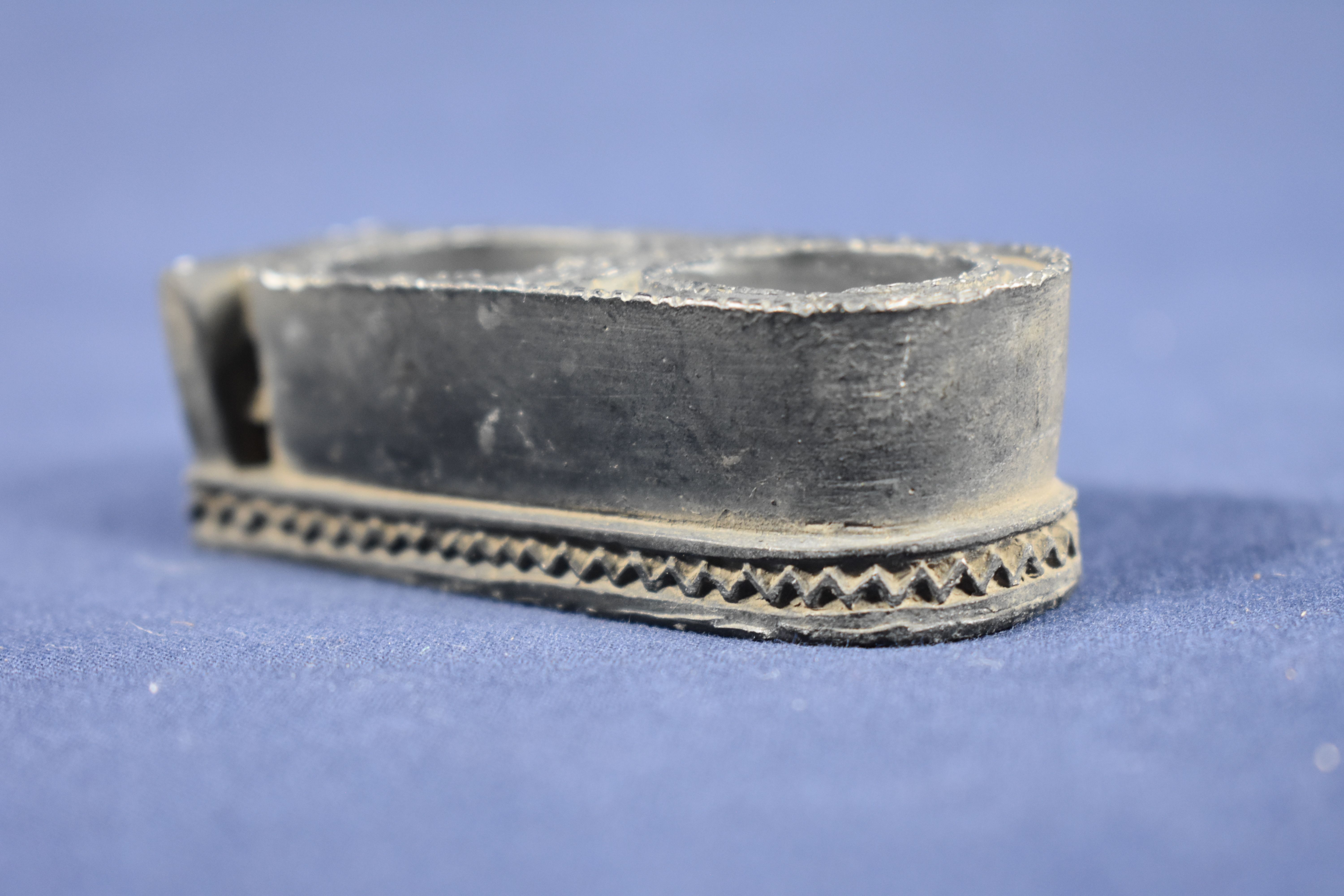 Voir photo 9 de Antiquité Egyptienne : copies d'une grande finesse d'un encrier, d'un panier, d'une cuillère en forme d'antilope et d'une table d'offrande. Longueur 8 cm. Antiquité Egyptienne : copies d'une grande finesse d'un encrier, d'un panier, d'une cuillère en forme d'antilope et d'une table d'offrande. Longueur 8 cm. Bon état reconditionné photo 9