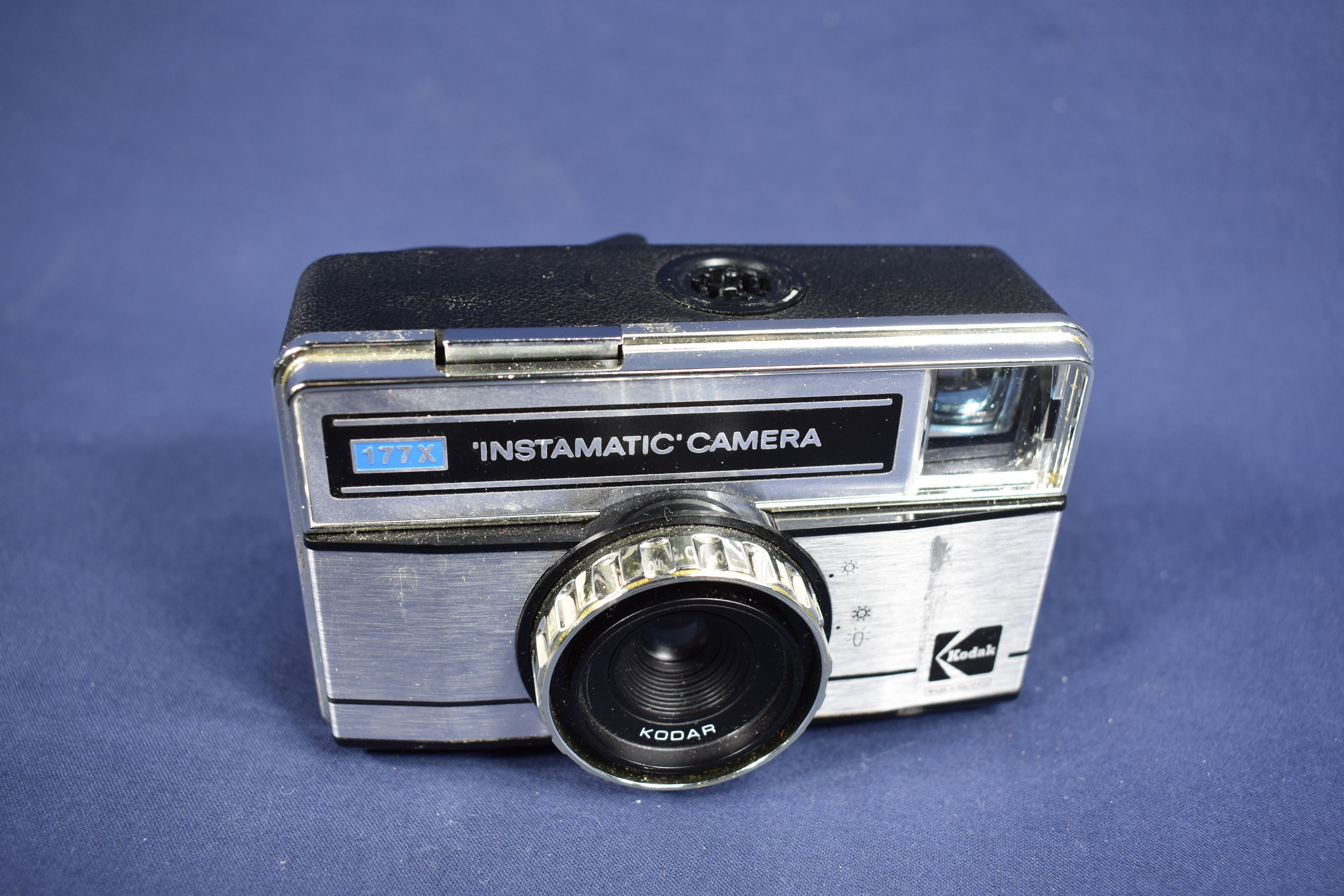 Voir photo 2 de Appareil KODAK Instamatic 177 X, dans sa housse d'origine, longueur 12 et hauteur 10 cm. Appareil KODAK Instamatic 177 X, dans sa housse d'origine, longueur 12 et hauteur 10 cm. Bon état reconditionné photo 2