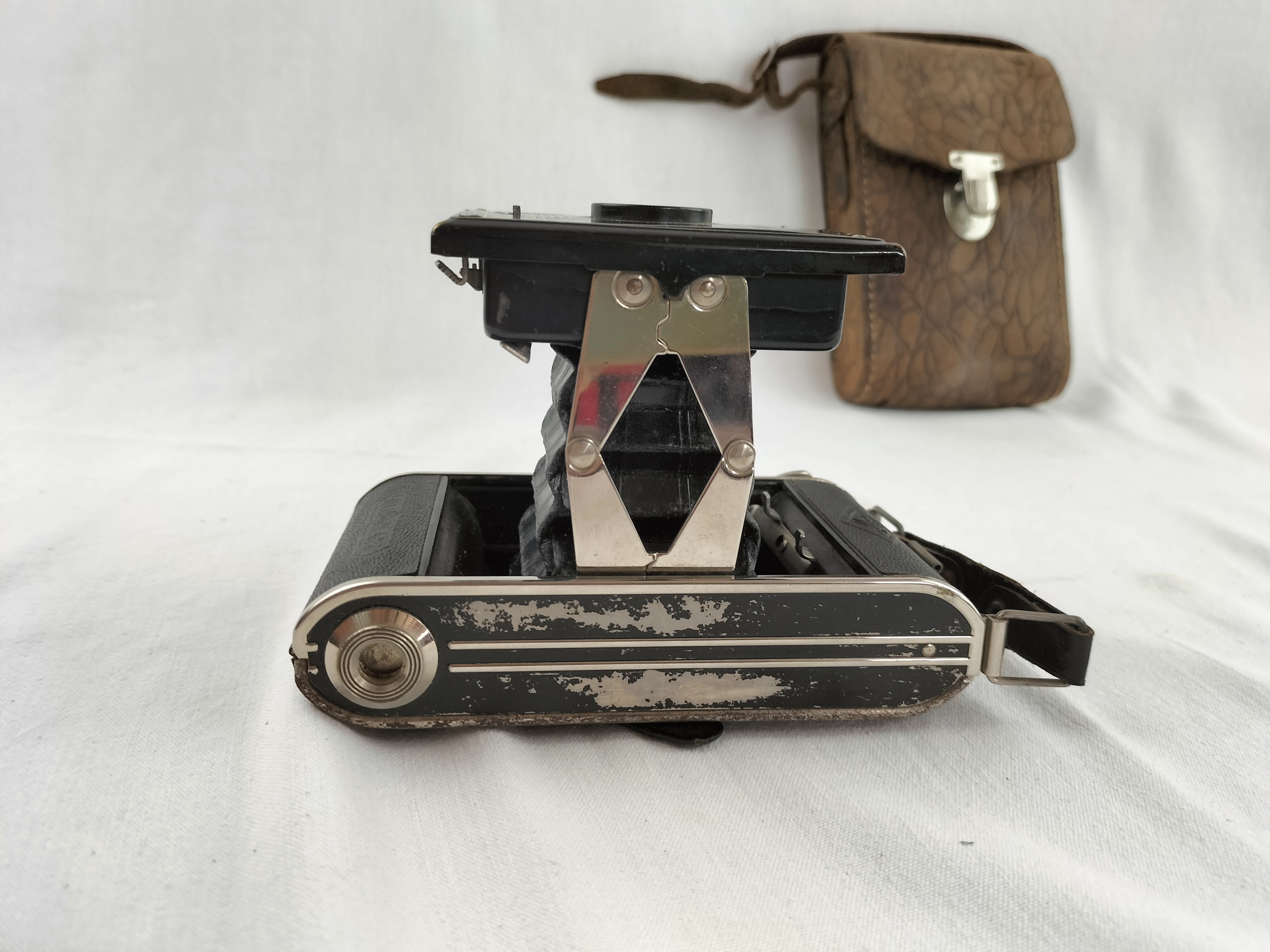 Voir photo 12 de Appareil photo ancien AGFA à soufflet avec étui d'origine – Charme vintage des années 1930-1950 Appareil photo ancien AGFA à soufflet avec étui d'origine – Charme vintage des années 1930-1950 bon état reconditionné photo 12