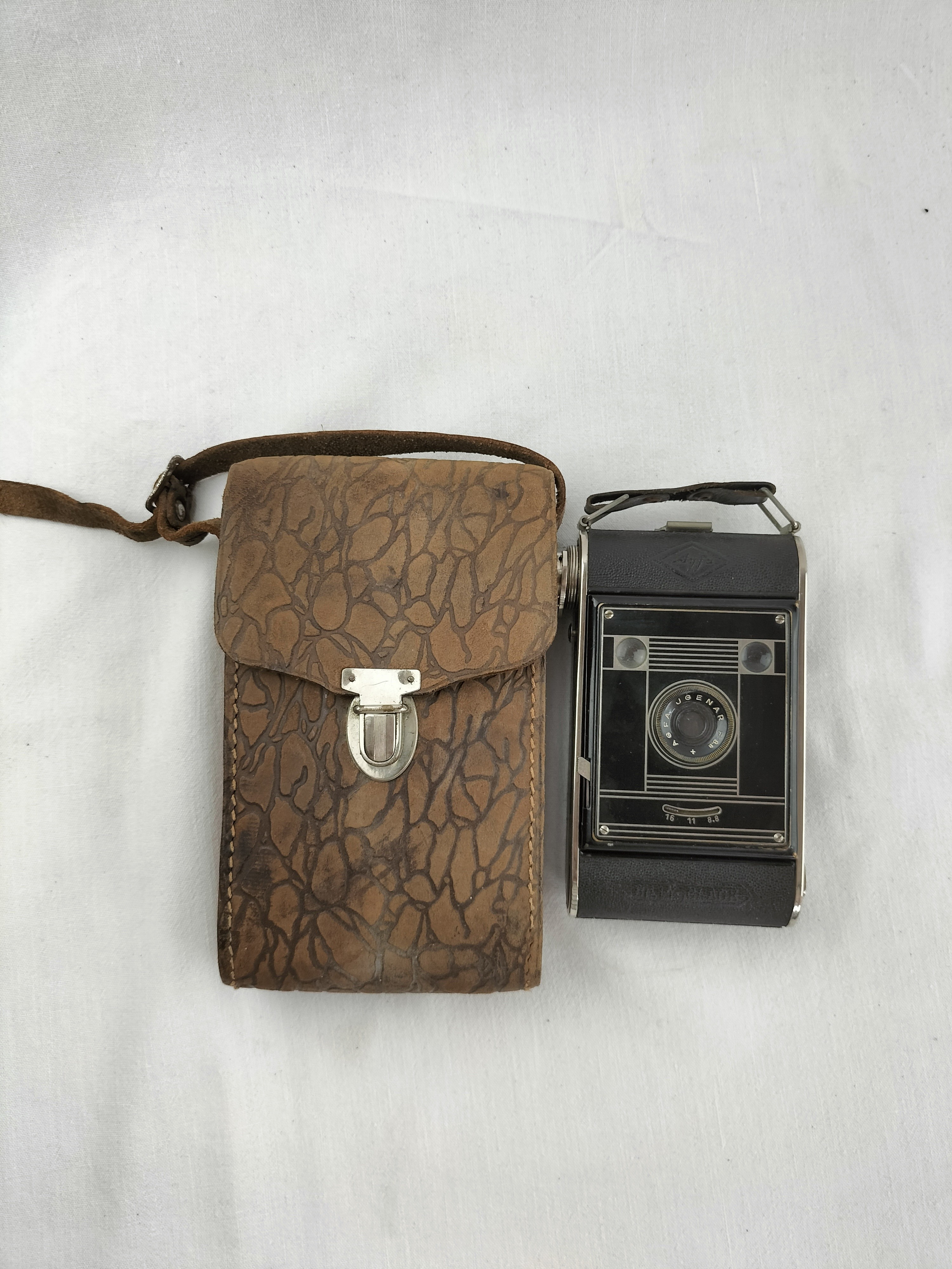 Voir photo 2 de Appareil photo ancien AGFA à soufflet avec étui d'origine – Charme vintage des années 1930-1950 Appareil photo ancien AGFA à soufflet avec étui d'origine – Charme vintage des années 1930-1950 bon état reconditionné photo 2