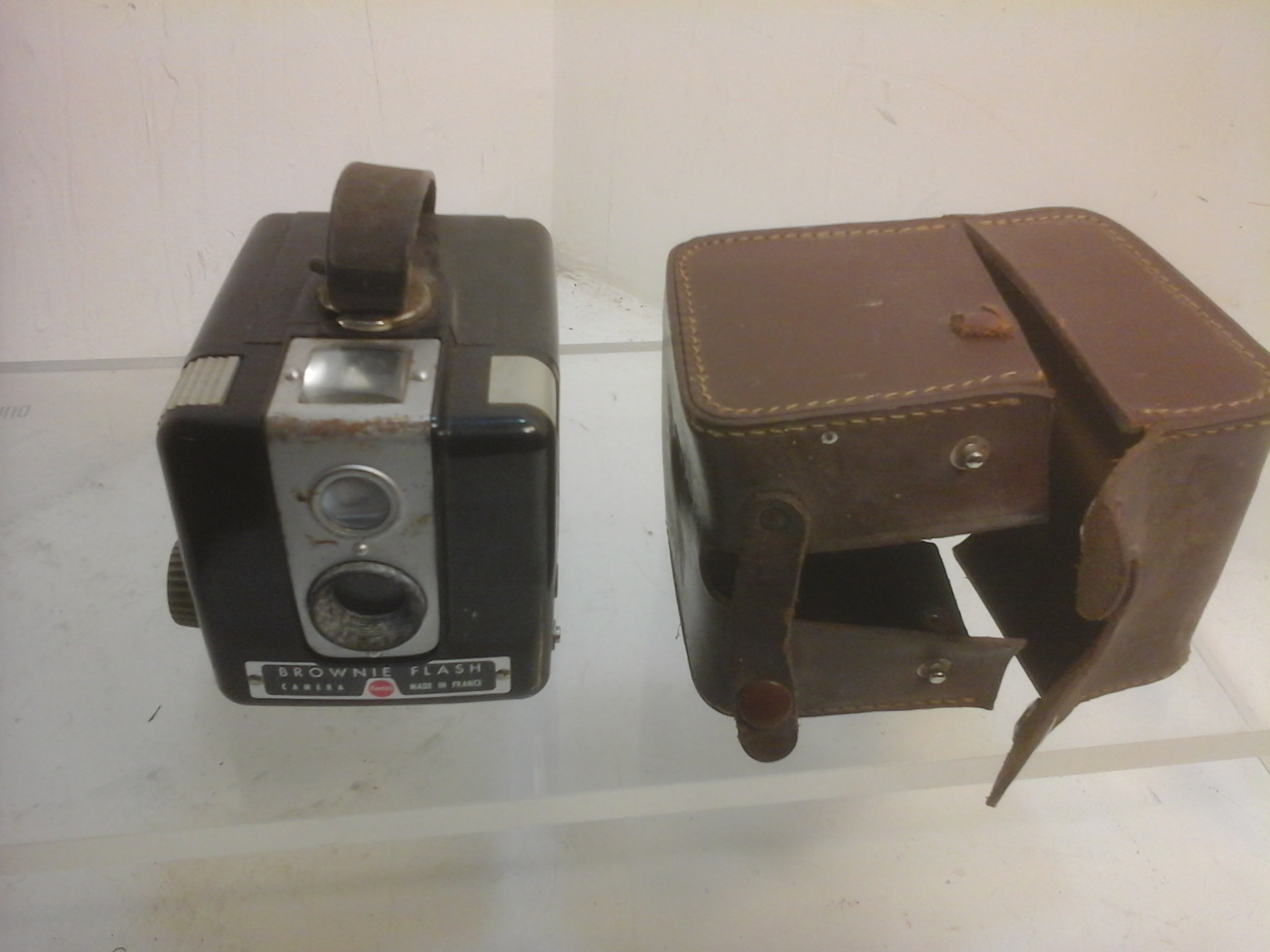 Voir photo 2 de Appareil photo ancien Kodak Brownie Flash - Années 50 - Made in France Appareil photo ancien Kodak Brownie Flash - Années 50 - Made in France Bon état reconditionné photo 2