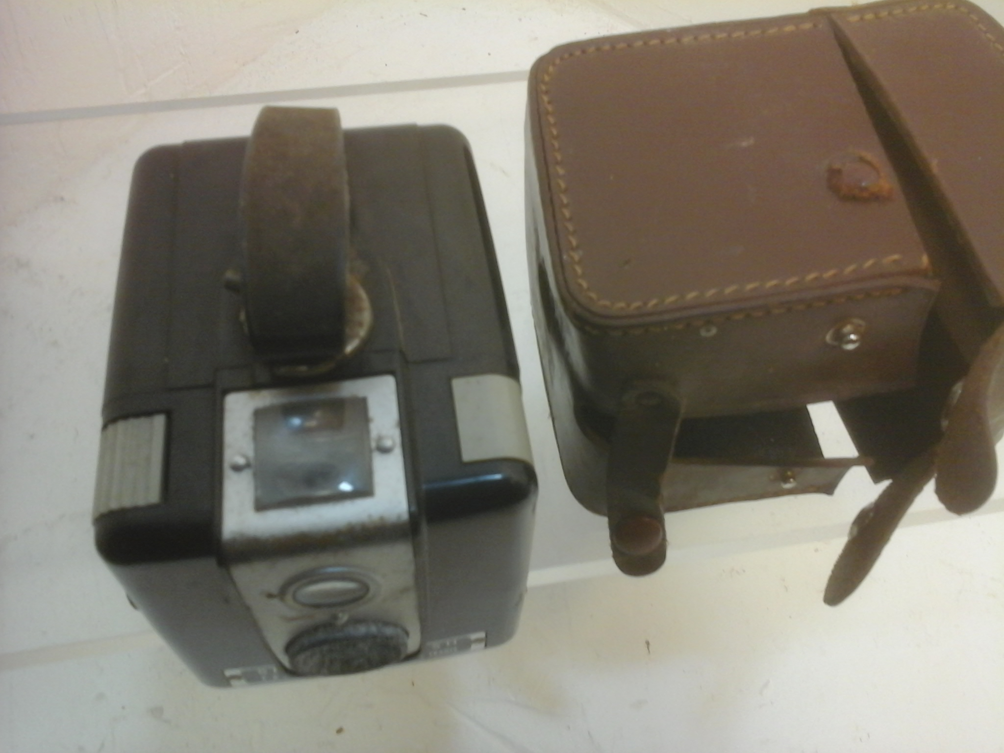 Voir photo 3 de Appareil photo ancien Kodak Brownie Flash - Années 50 - Made in France Appareil photo ancien Kodak Brownie Flash - Années 50 - Made in France Bon état reconditionné photo 3