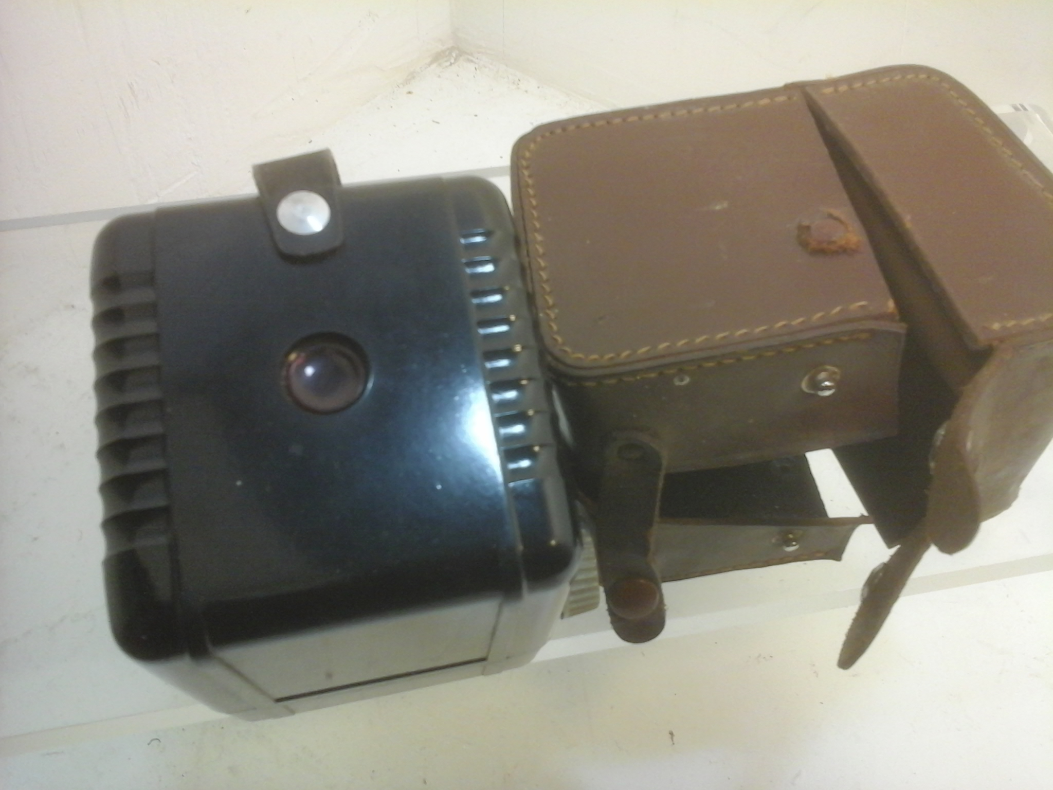 Voir photo 4 de Appareil photo ancien Kodak Brownie Flash - Années 50 - Made in France Appareil photo ancien Kodak Brownie Flash - Années 50 - Made in France Bon état reconditionné photo 4