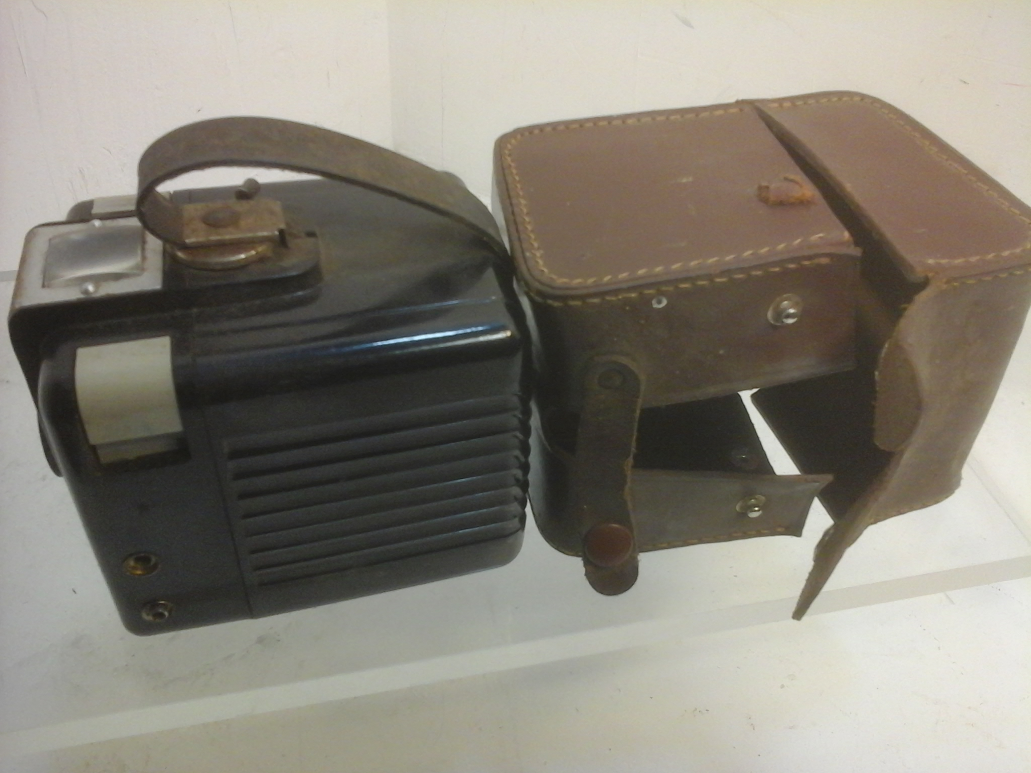 Voir photo 5 de Appareil photo ancien Kodak Brownie Flash - Années 50 - Made in France Appareil photo ancien Kodak Brownie Flash - Années 50 - Made in France Bon état reconditionné photo 5