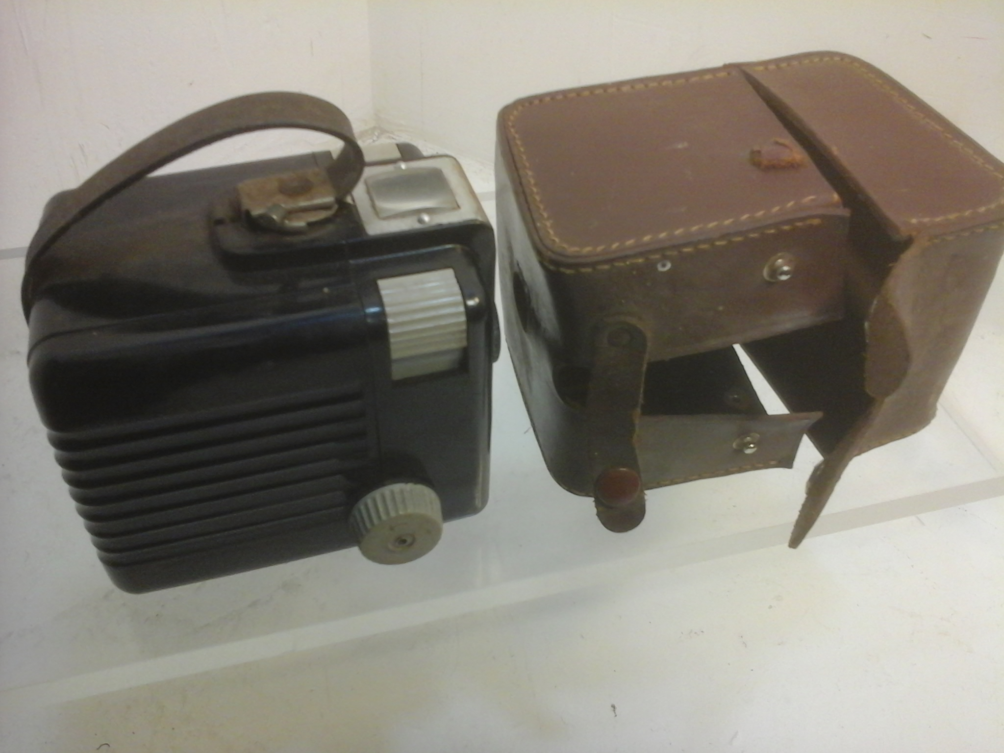 Voir photo 6 de Appareil photo ancien Kodak Brownie Flash - Années 50 - Made in France Appareil photo ancien Kodak Brownie Flash - Années 50 - Made in France Bon état reconditionné photo 6