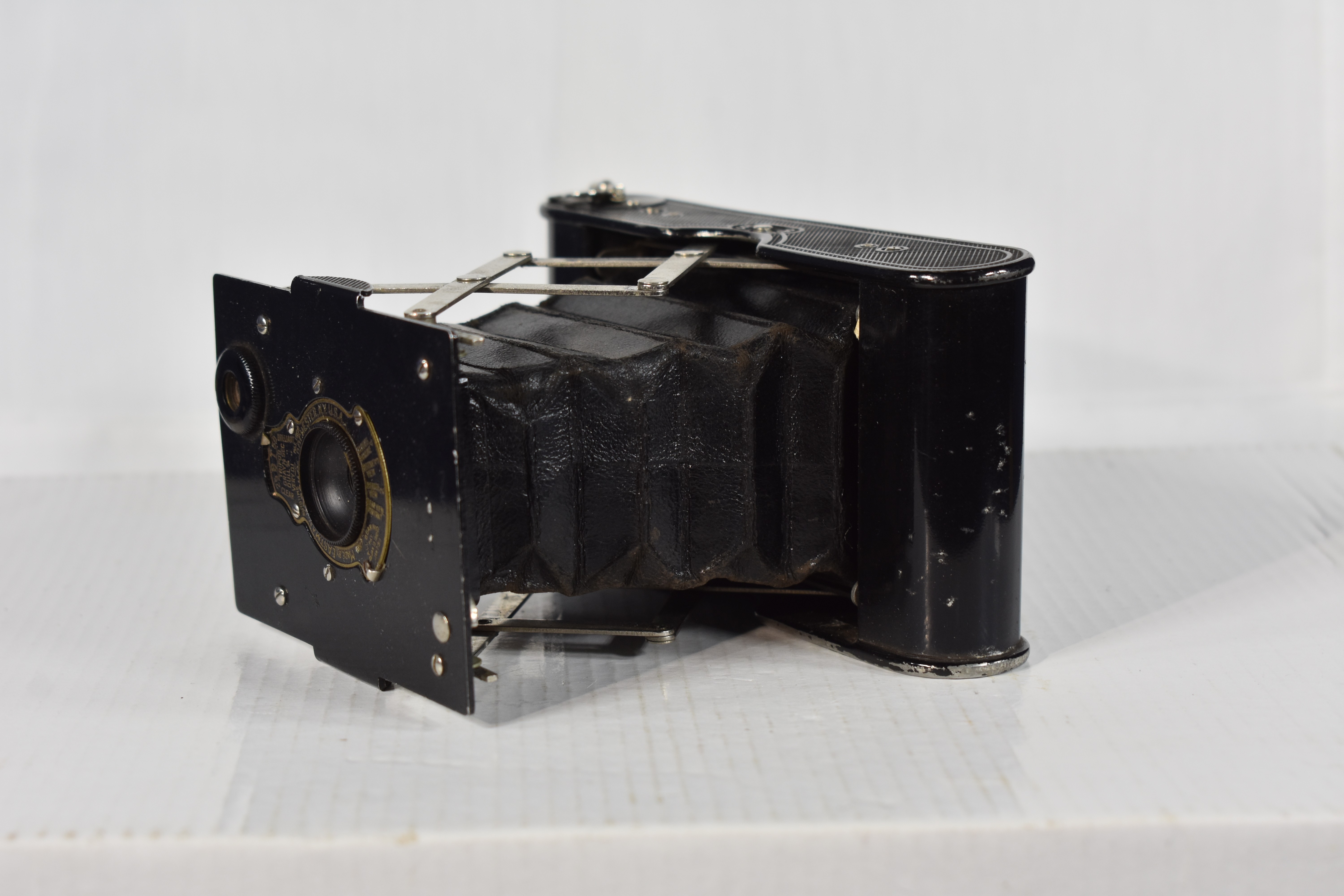 Voir photo 5 de Appareil photo ancien KODAK EASTMAN - Long 12, larg 6 Haut 2.5 cm Appareil photo ancien KODAK EASTMAN - Long 12, larg 6 Haut 2.5 cm état correct reconditionné photo 5