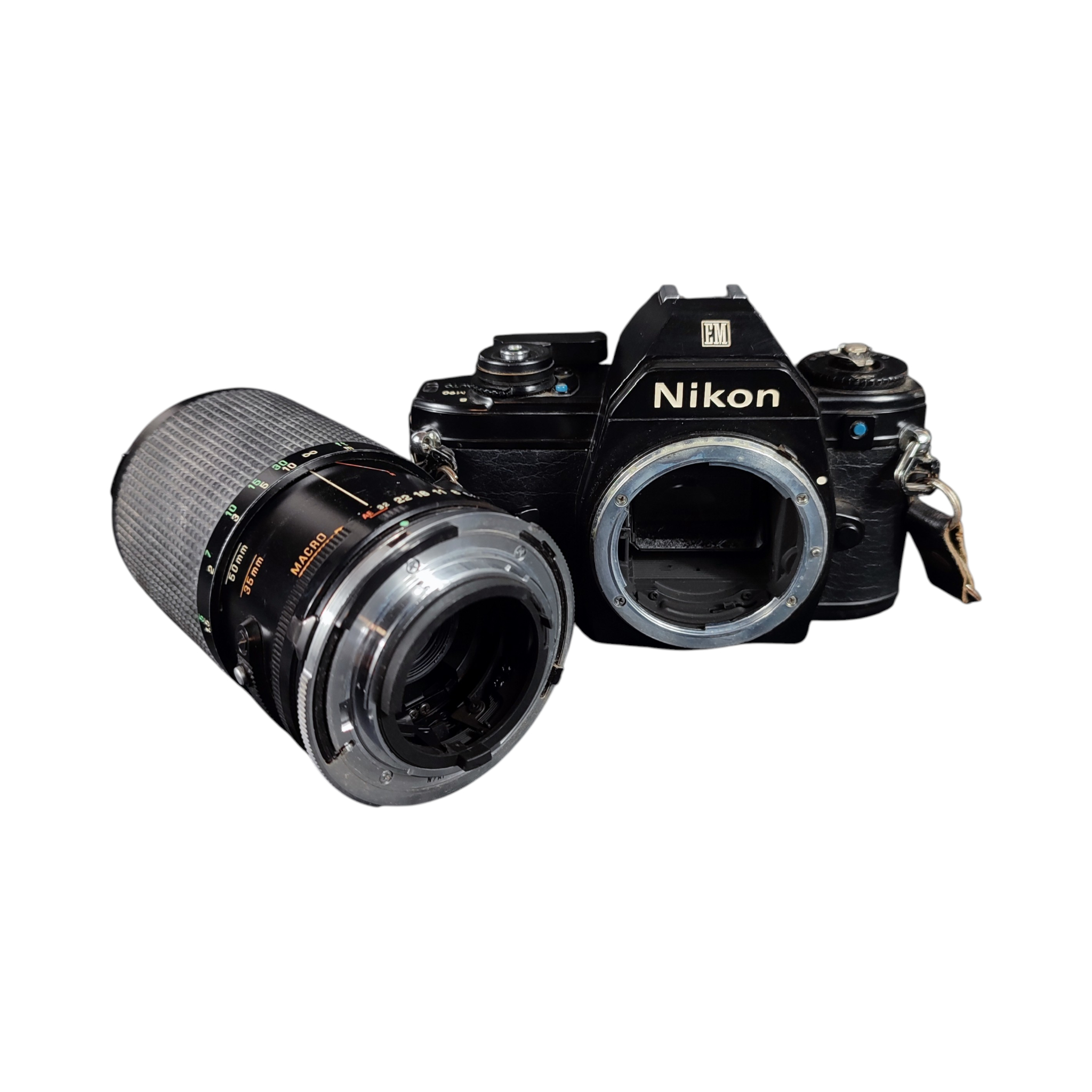 Voir photo 8 de Appareil photo argentique NIKON M et zoom TAMRON 35-135 mm 1:3,5-4,5 Appareil photo argentique NIKON M et zoom TAMRON 35-135 mm 1:3,5-4,5 Bon état reconditionné photo 8