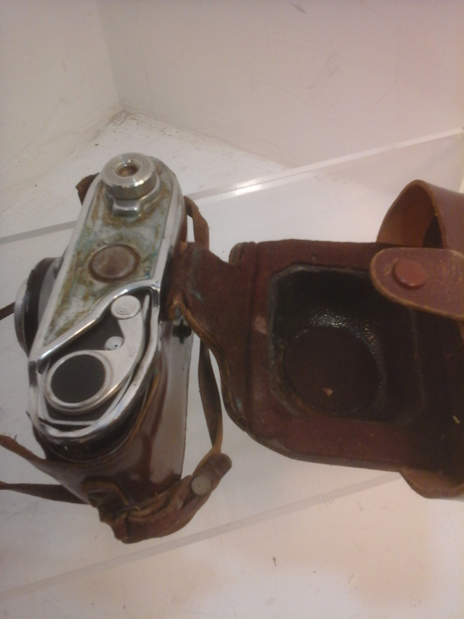 Voir photo 4 de Appareil photo argentique vintage Kodak Retinette F avec étui cuir | Dero Appareil photo argentique vintage Kodak Retinette F avec étui cuir Très bon état reconditionné photo 4 | Dero