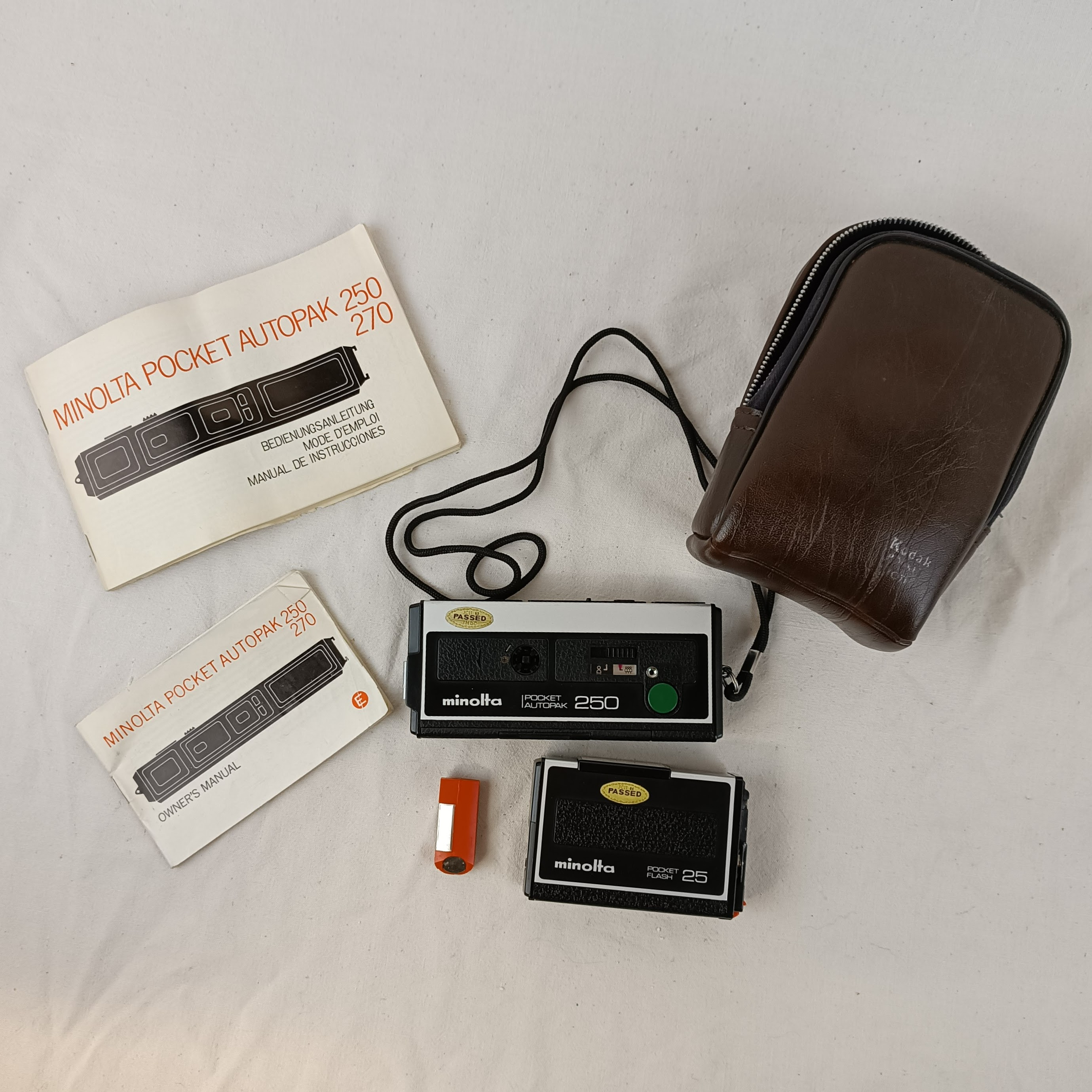 Voir photo 2 de Appareil photo Argentique vintage Minolta Pocket Autopak 250, avec son étui en cuir et son flash Appareil photo Argentique vintage Minolta Pocket Autopak 250, avec son étui en cuir et son flash État correct reconditionné photo 2