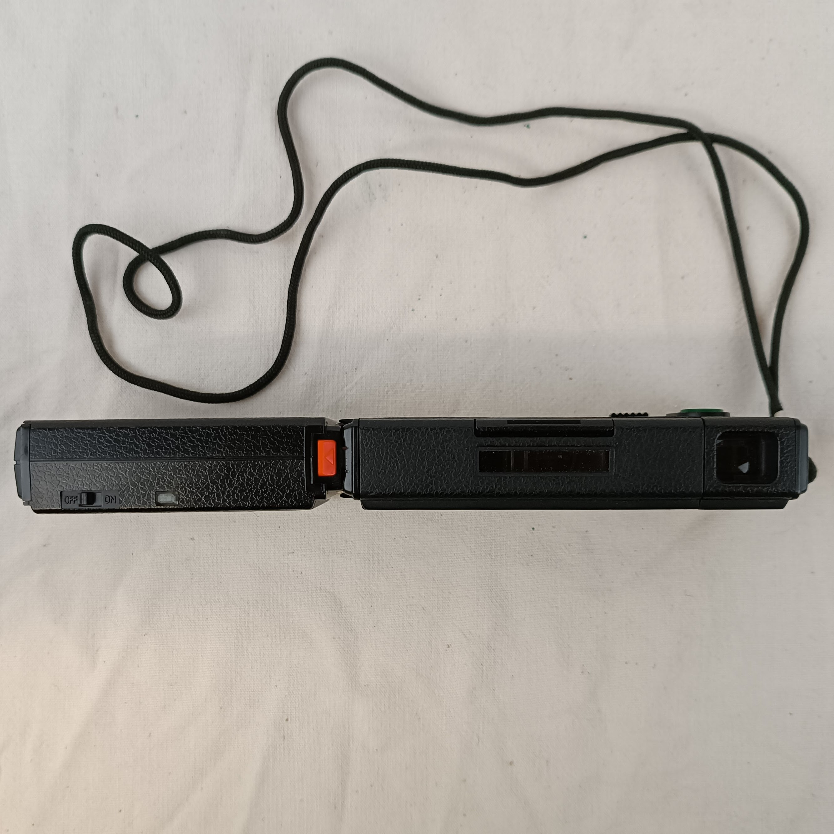 Voir photo 4 de Appareil photo Argentique vintage Minolta Pocket Autopak 250, avec son étui en cuir et son flash Appareil photo Argentique vintage Minolta Pocket Autopak 250, avec son étui en cuir et son flash État correct reconditionné photo 4
