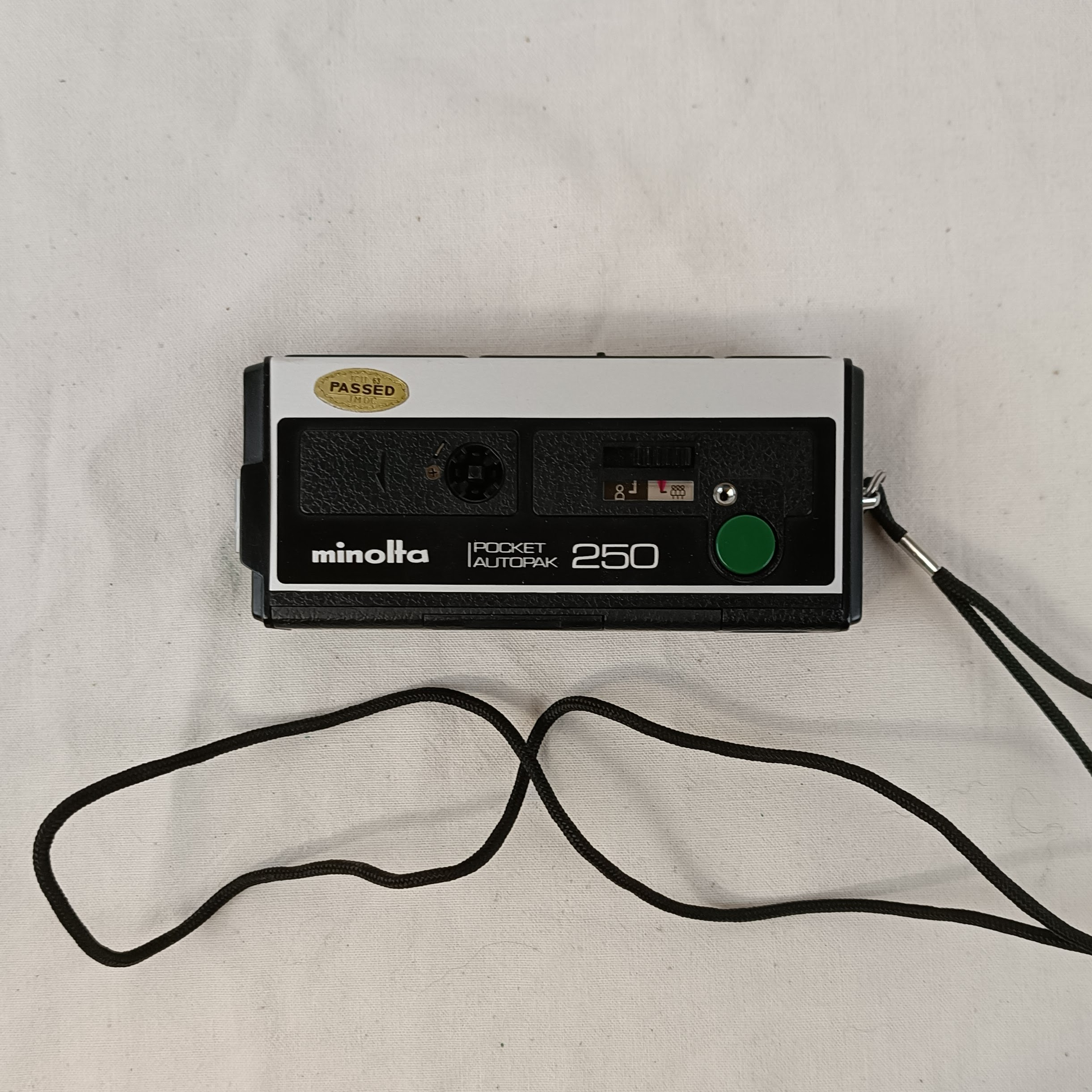 Voir photo 5 de Appareil photo Argentique vintage Minolta Pocket Autopak 250, avec son étui en cuir et son flash Appareil photo Argentique vintage Minolta Pocket Autopak 250, avec son étui en cuir et son flash État correct reconditionné photo 5