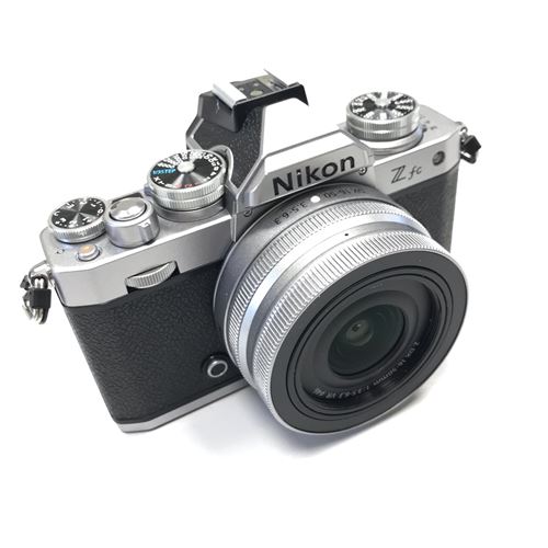Appareil photo hybride Nikon Z FC + Z DX 16-50mm f/3.5-6.3 Vintage Silver État correct Nikon reconditionné disponible sur Fnac