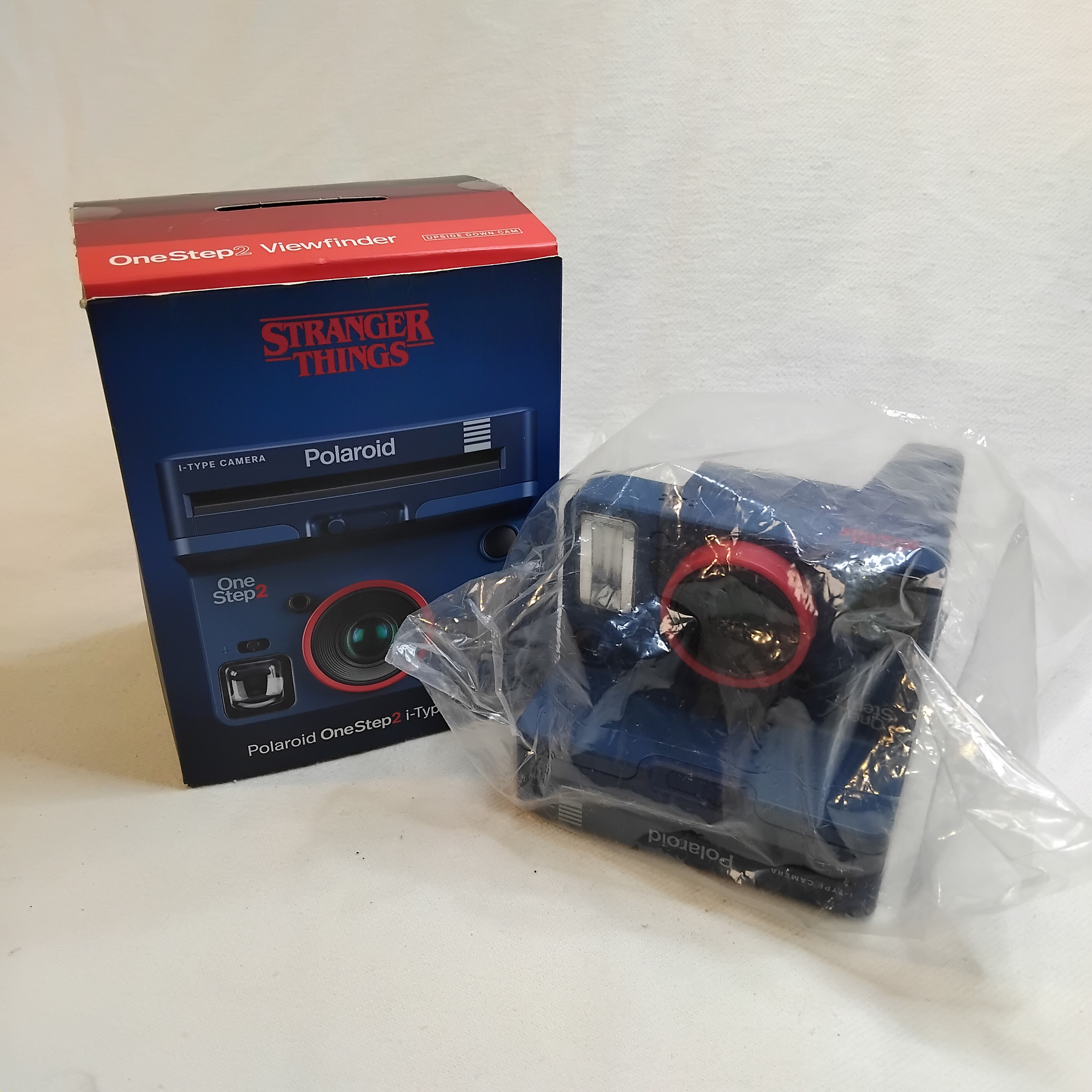 Voir photo 2 de Appareil photo instantané Polaroid OneStep 2 édition limitée Stranger Things | Dero Appareil photo instantané Polaroid OneStep 2 édition limitée Stranger Things Bon état reconditionné photo 2 | Dero