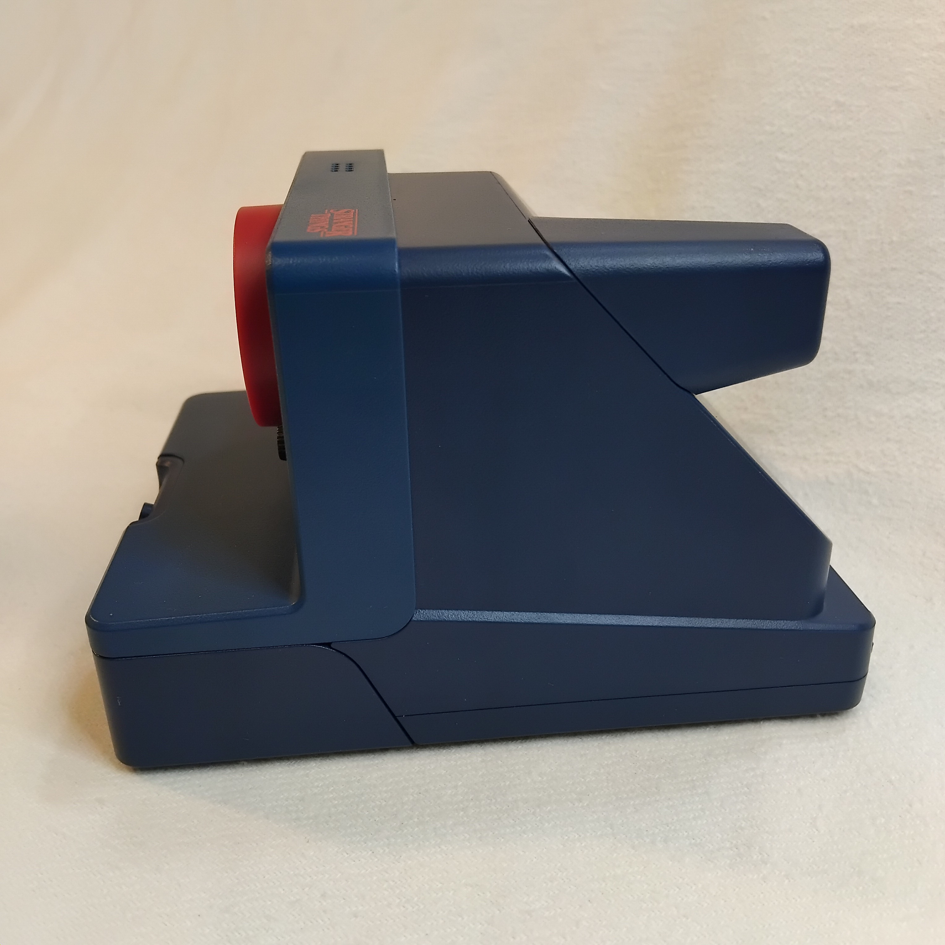 Voir photo 4 de Appareil photo instantané Polaroid OneStep 2 édition limitée Stranger Things | Dero Appareil photo instantané Polaroid OneStep 2 édition limitée Stranger Things Bon état reconditionné photo 4 | Dero