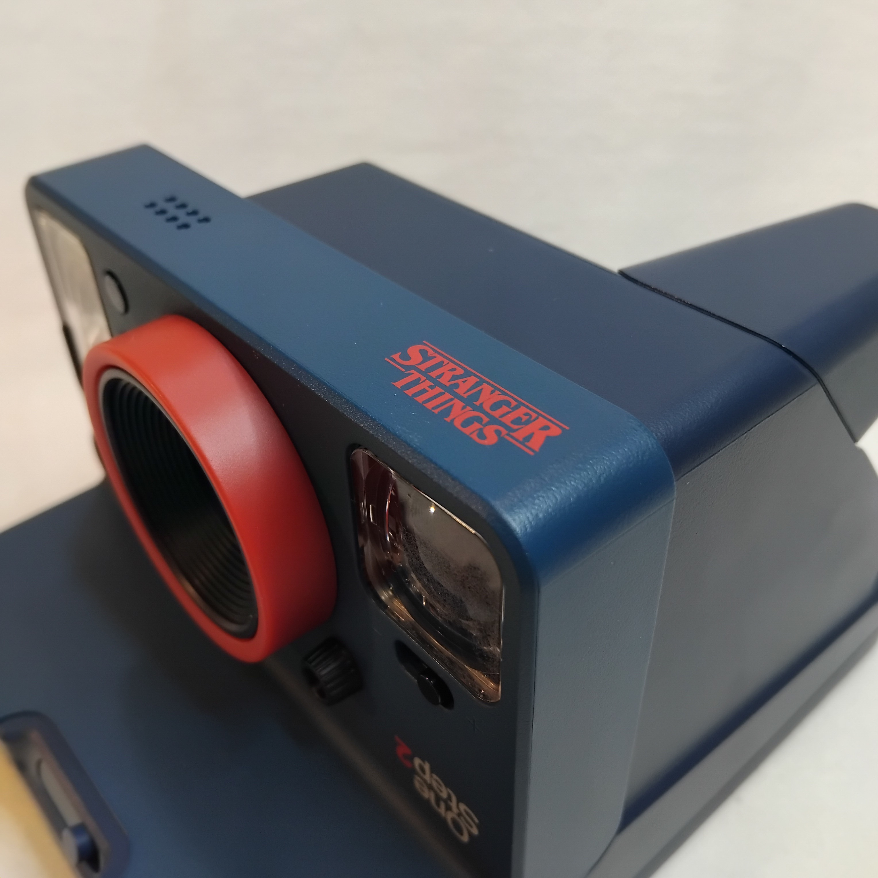 Voir photo 9 de Appareil photo instantané Polaroid OneStep 2 édition limitée Stranger Things | Dero Appareil photo instantané Polaroid OneStep 2 édition limitée Stranger Things Bon état reconditionné photo 9 | Dero