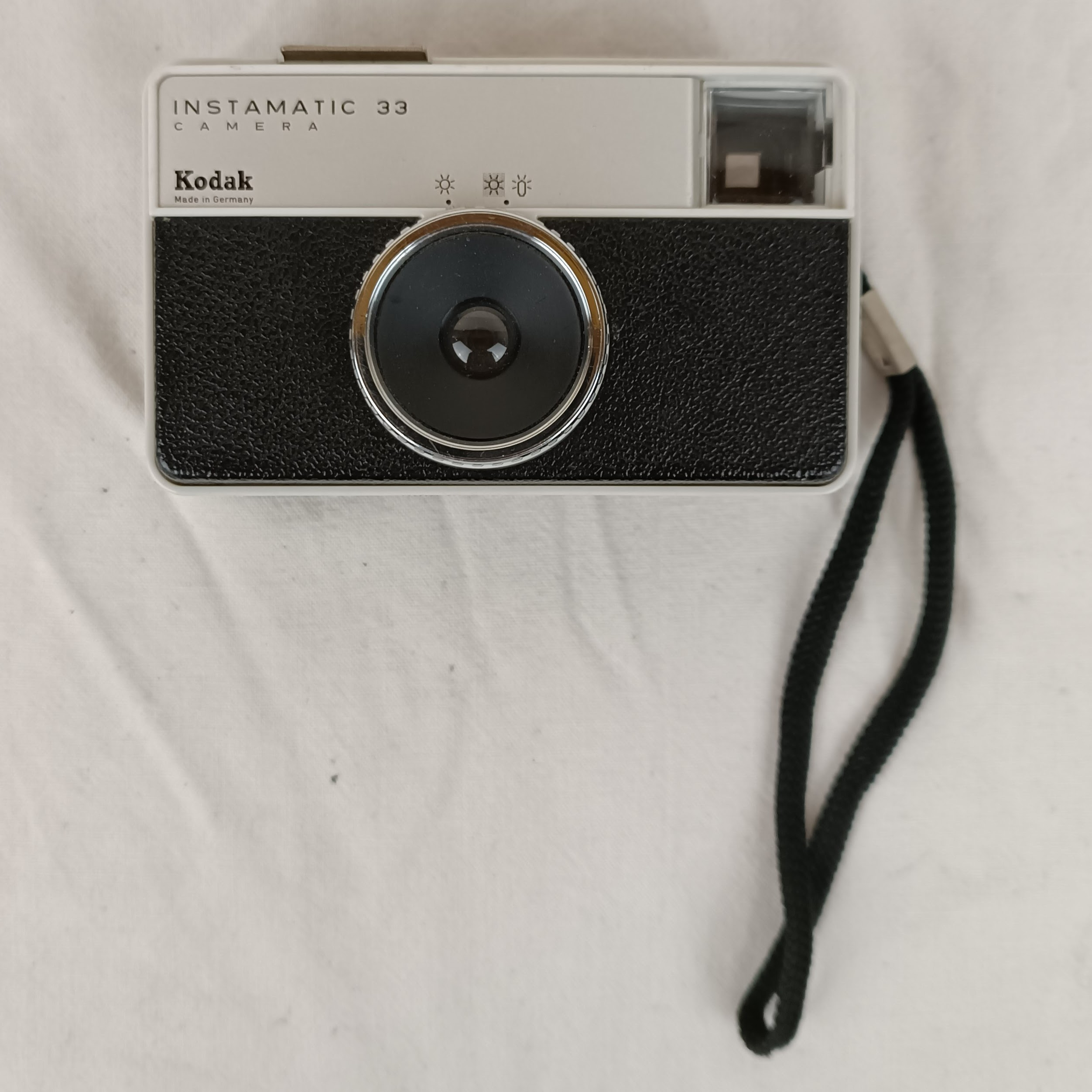 Voir photo 2 de Appareil photo KODAK INSTAMATIC 33 caméra, fabriqué en Allemagne Appareil photo KODAK INSTAMATIC 33 caméra, fabriqué en Allemagne État correct reconditionné photo 2