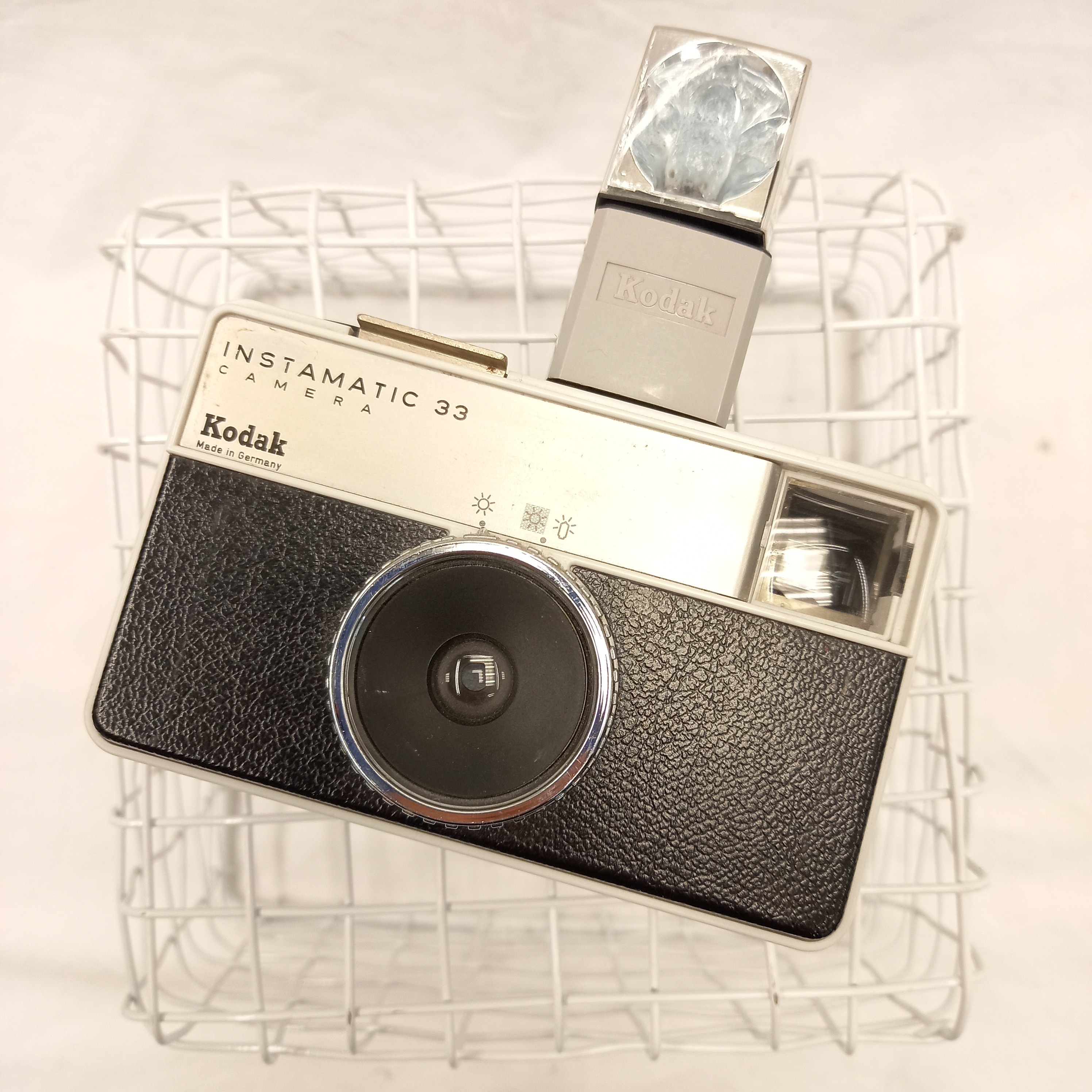 Voir photo 4 de Appareil photo -- Kodak instamatic 33 Appareil photo -- Kodak instamatic 33 État correct reconditionné photo 4