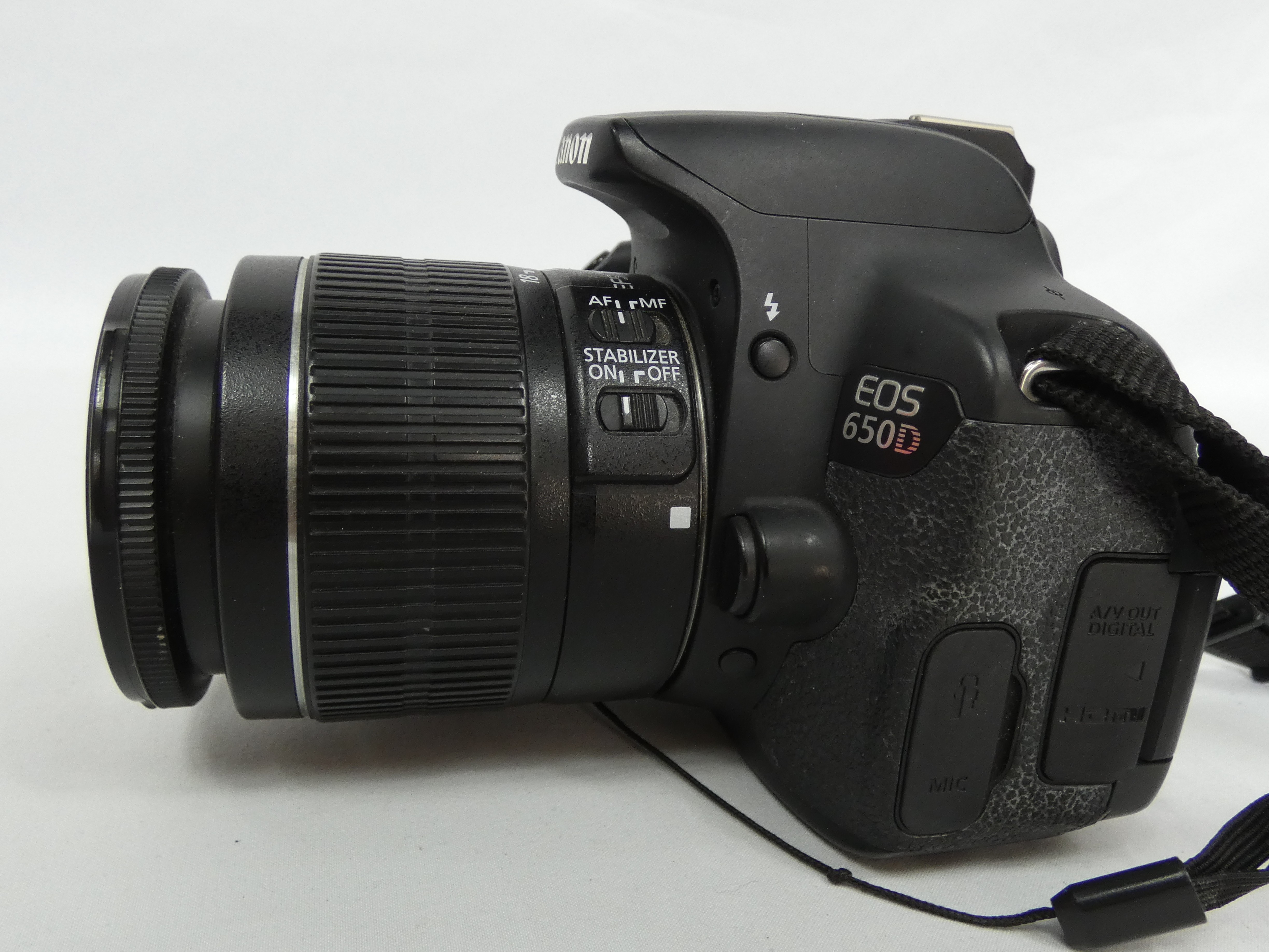 Voir photo 3 de Appareil photo numérique CANON EOS 650D (À réparer) + objectif EF-S 18-55 mm 1:3.5-5.6 IS II Appareil photo numérique CANON EOS 650D (À réparer) + objectif EF-S 18-55 mm 1:3.5-5.6 IS II Bon état reconditionné photo 3
