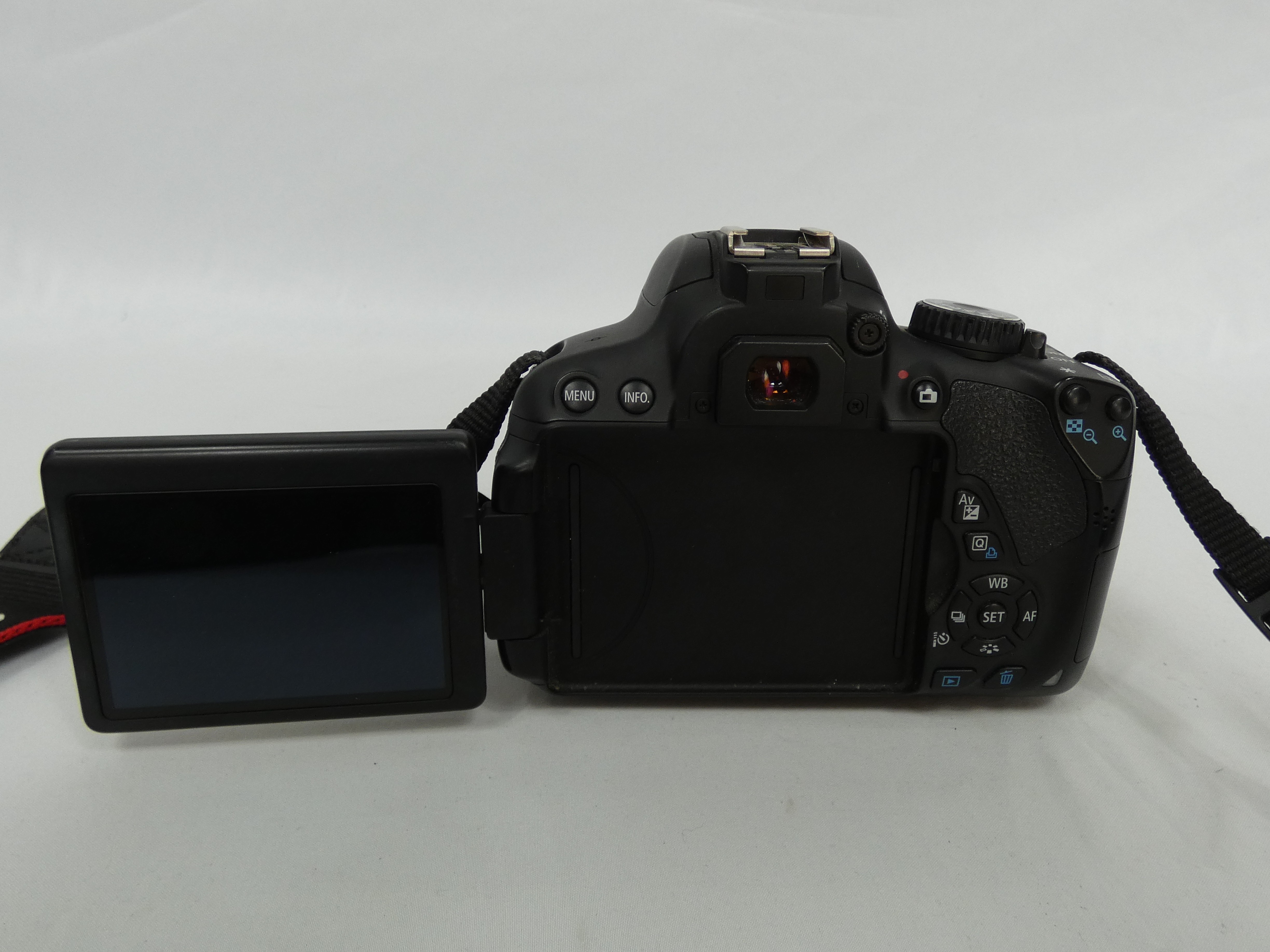 Voir photo 6 de Appareil photo numérique CANON EOS 650D (À réparer) + objectif EF-S 18-55 mm 1:3.5-5.6 IS II Appareil photo numérique CANON EOS 650D (À réparer) + objectif EF-S 18-55 mm 1:3.5-5.6 IS II Bon état reconditionné photo 6
