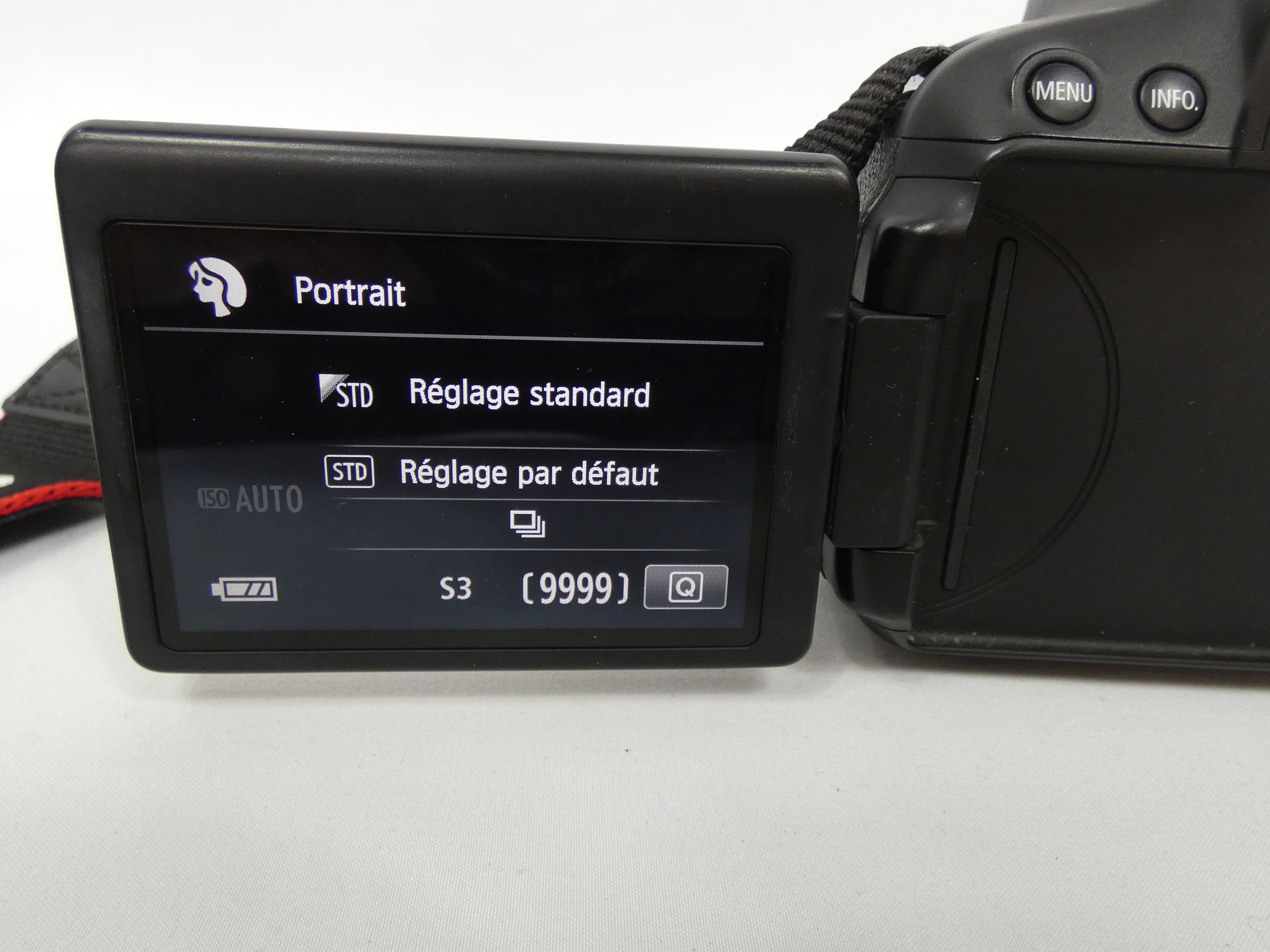 Voir photo 7 de Appareil photo numérique CANON EOS 650D (À réparer) + objectif EF-S 18-55 mm 1:3.5-5.6 IS II Appareil photo numérique CANON EOS 650D (À réparer) + objectif EF-S 18-55 mm 1:3.5-5.6 IS II Bon état reconditionné photo 7