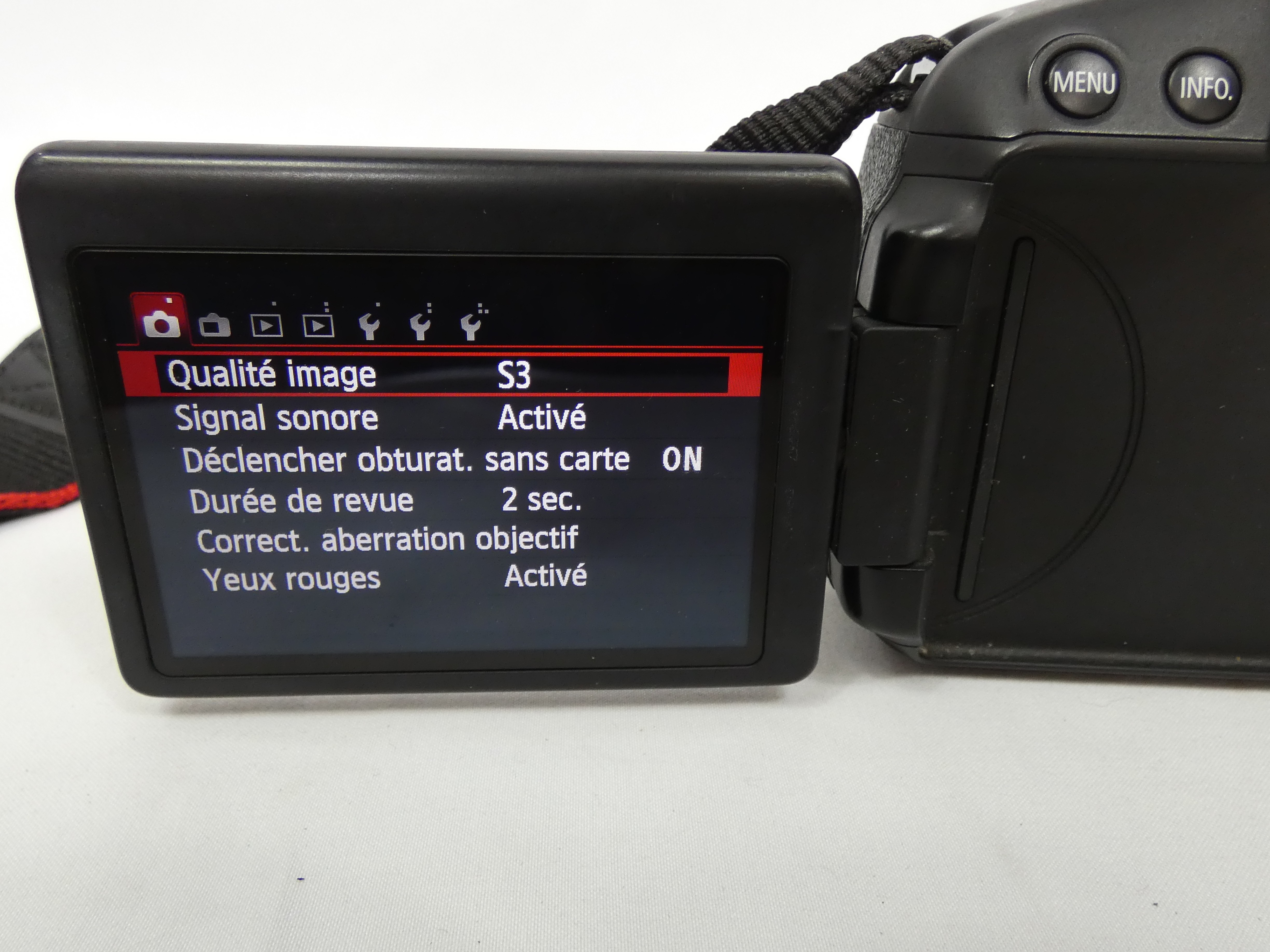 Voir photo 8 de Appareil photo numérique CANON EOS 650D (À réparer) + objectif EF-S 18-55 mm 1:3.5-5.6 IS II Appareil photo numérique CANON EOS 650D (À réparer) + objectif EF-S 18-55 mm 1:3.5-5.6 IS II Bon état reconditionné photo 8