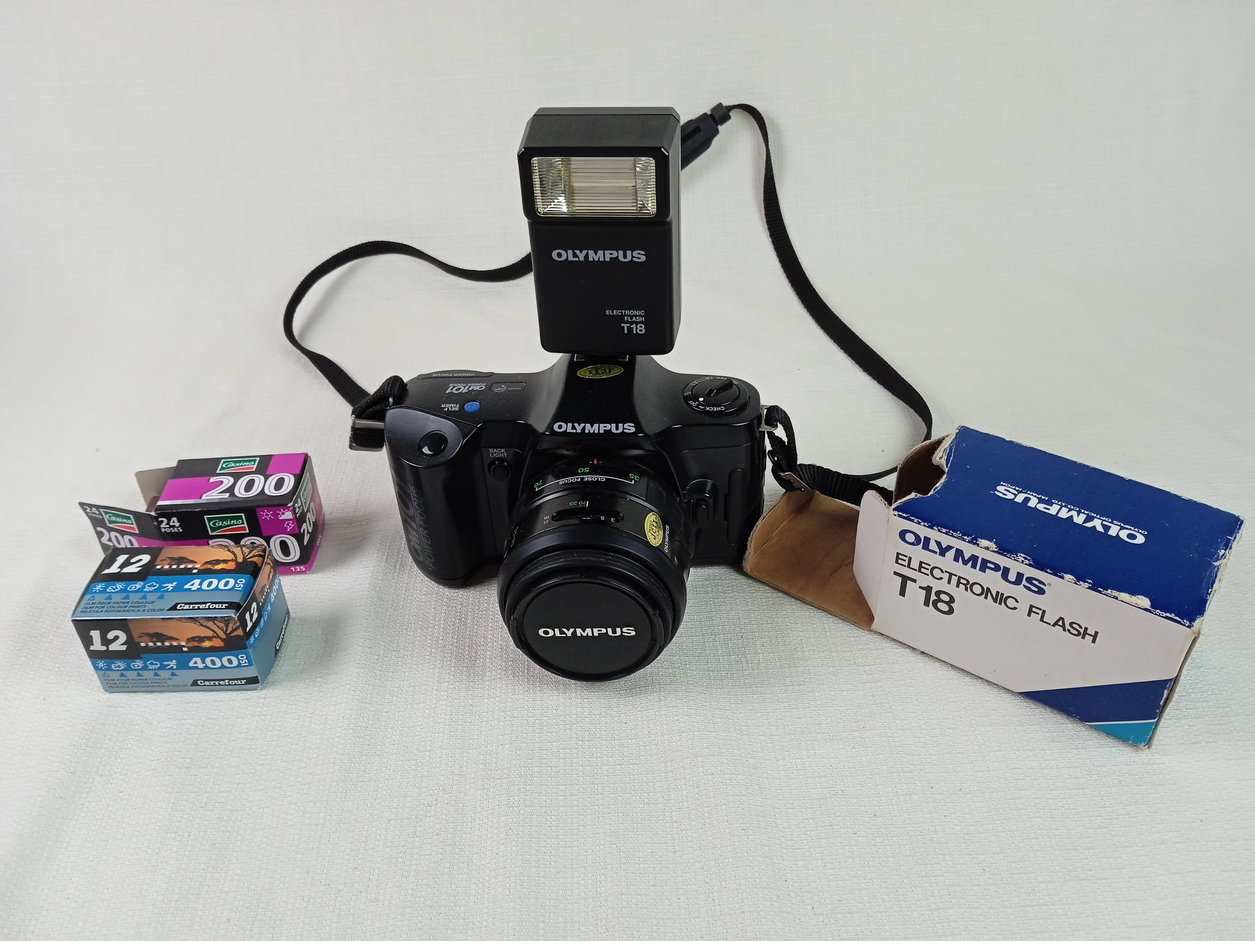 Voir photo 2 de Appareil photo Olympus argentique OM 101 Power Focus Zoom 35-70mm 1 :3.5 et son Electronic Flash T18 de marque Olympus avec pellicules | Dero Appareil photo Olympus argentique OM 101 Power Focus Zoom 35-70mm 1 :3.5 et son Electronic Flash T18 de marque Olympus avec pellicules Bon état reconditionné photo 2 | Dero