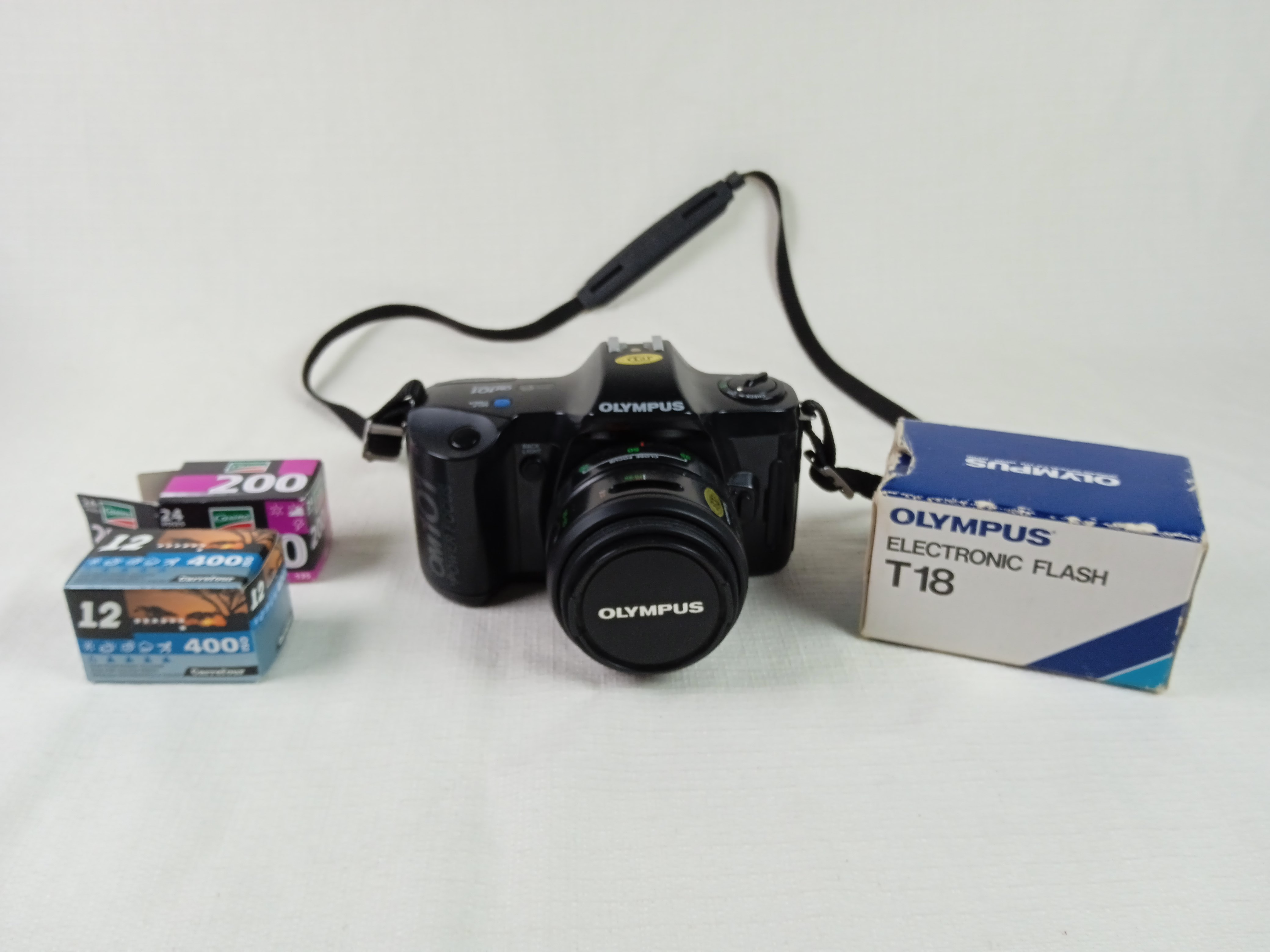 Voir photo 3 de Appareil photo Olympus argentique OM 101 Power Focus Zoom 35-70mm 1 :3.5 et son Electronic Flash T18 de marque Olympus avec pellicules | Dero Appareil photo Olympus argentique OM 101 Power Focus Zoom 35-70mm 1 :3.5 et son Electronic Flash T18 de marque Olympus avec pellicules Bon état reconditionné photo 3 | Dero