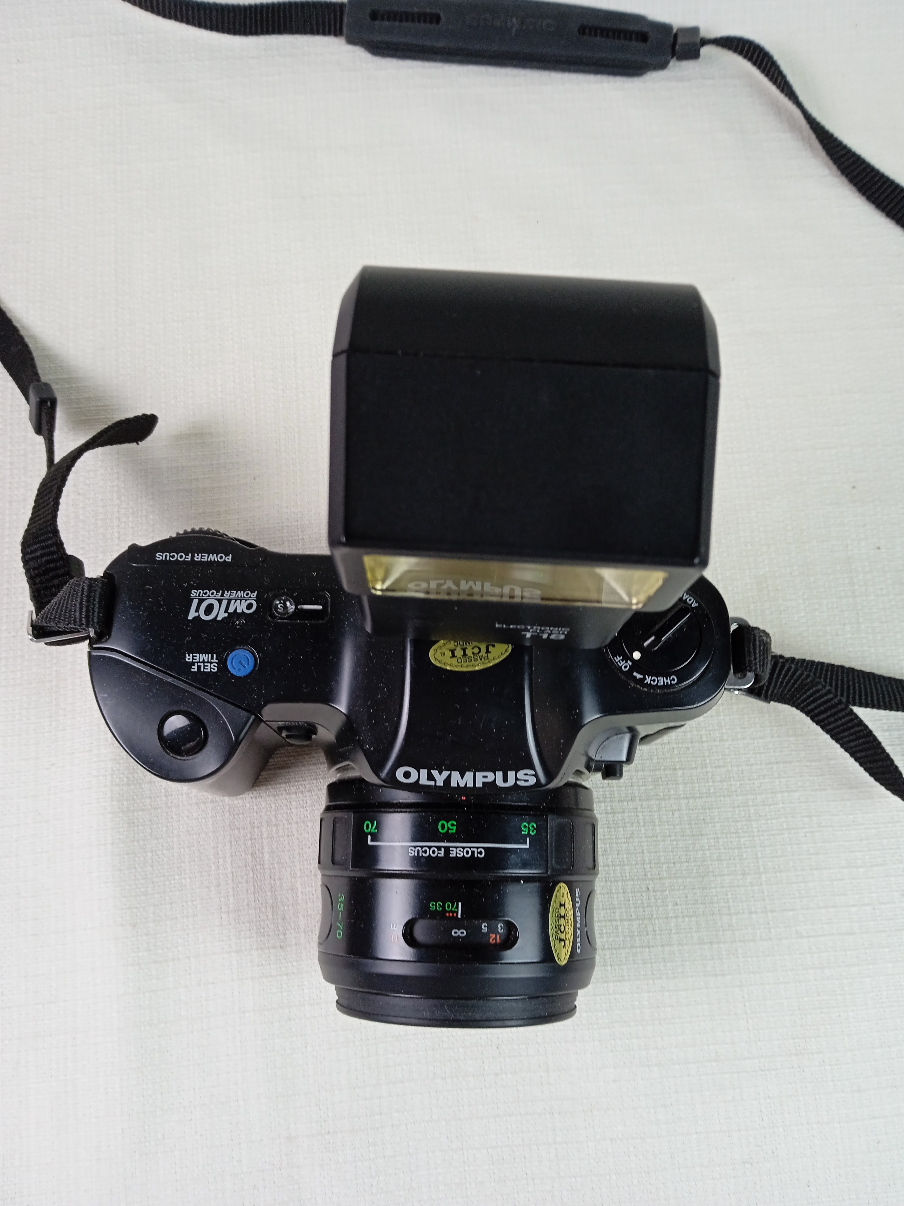 Voir photo 4 de Appareil photo Olympus argentique OM 101 Power Focus Zoom 35-70mm 1 :3.5 et son Electronic Flash T18 de marque Olympus avec pellicules | Dero Appareil photo Olympus argentique OM 101 Power Focus Zoom 35-70mm 1 :3.5 et son Electronic Flash T18 de marque Olympus avec pellicules Bon état reconditionné photo 4 | Dero