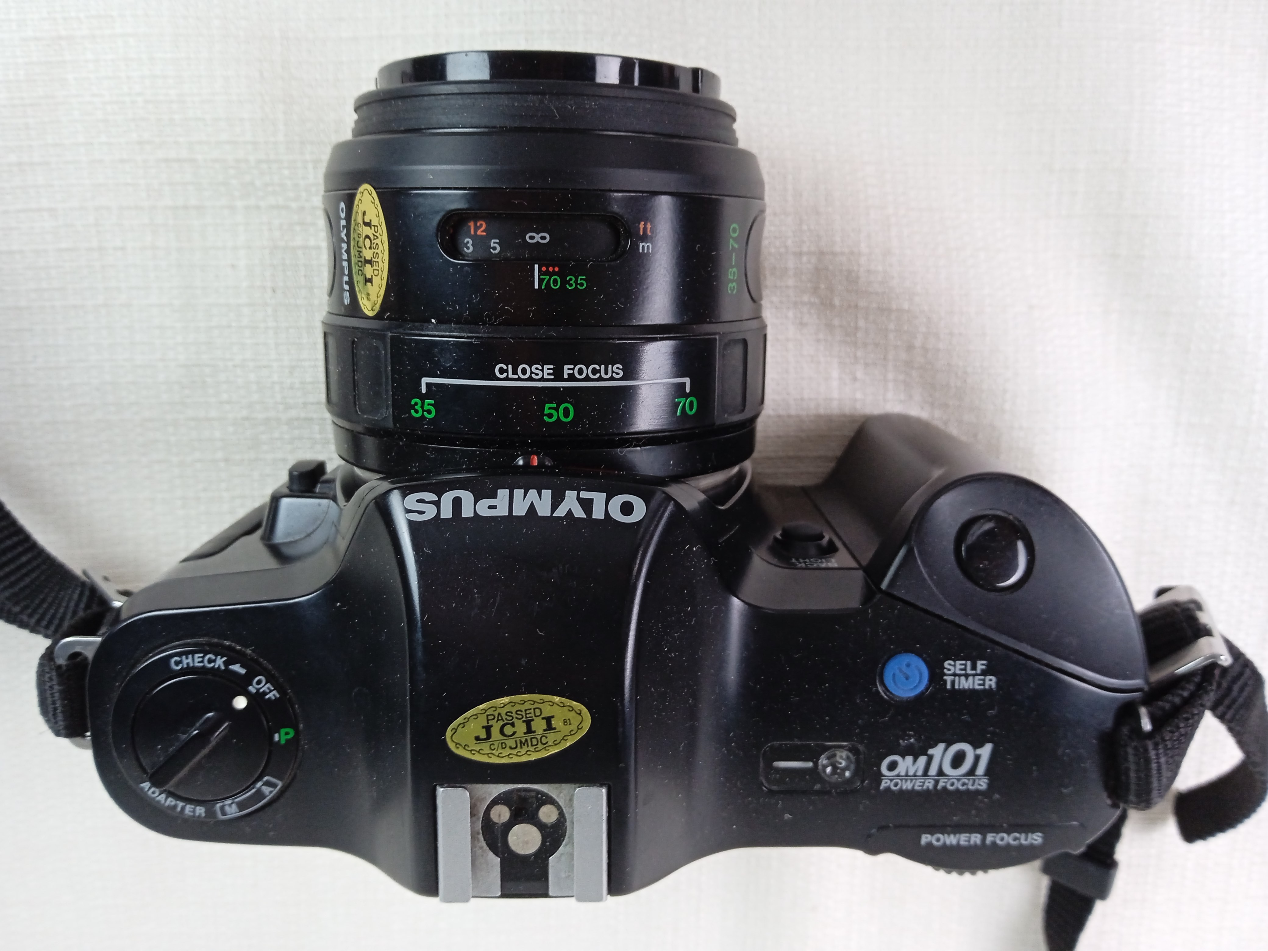 Voir photo 5 de Appareil photo Olympus argentique OM 101 Power Focus Zoom 35-70mm 1 :3.5 et son Electronic Flash T18 de marque Olympus avec pellicules | Dero Appareil photo Olympus argentique OM 101 Power Focus Zoom 35-70mm 1 :3.5 et son Electronic Flash T18 de marque Olympus avec pellicules Bon état reconditionné photo 5 | Dero